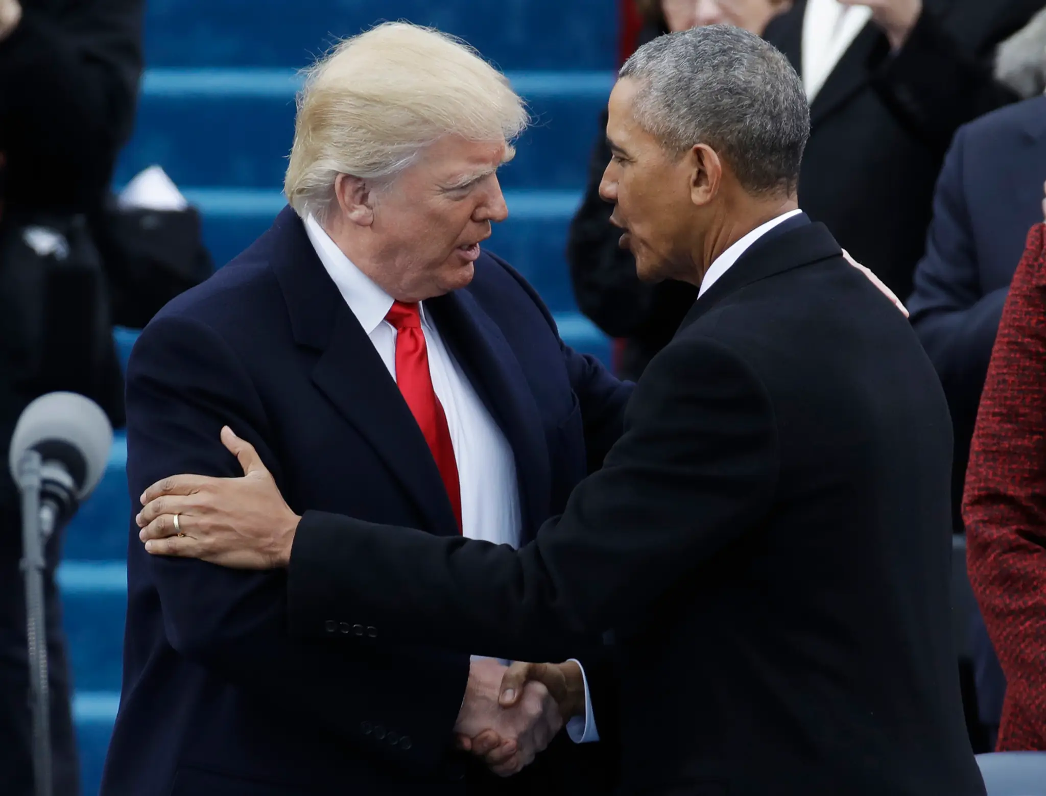 Barack Obama poslednýkrát ako prezident podáva ruku jeho nástupcovi Donaldovi Trumpovi.