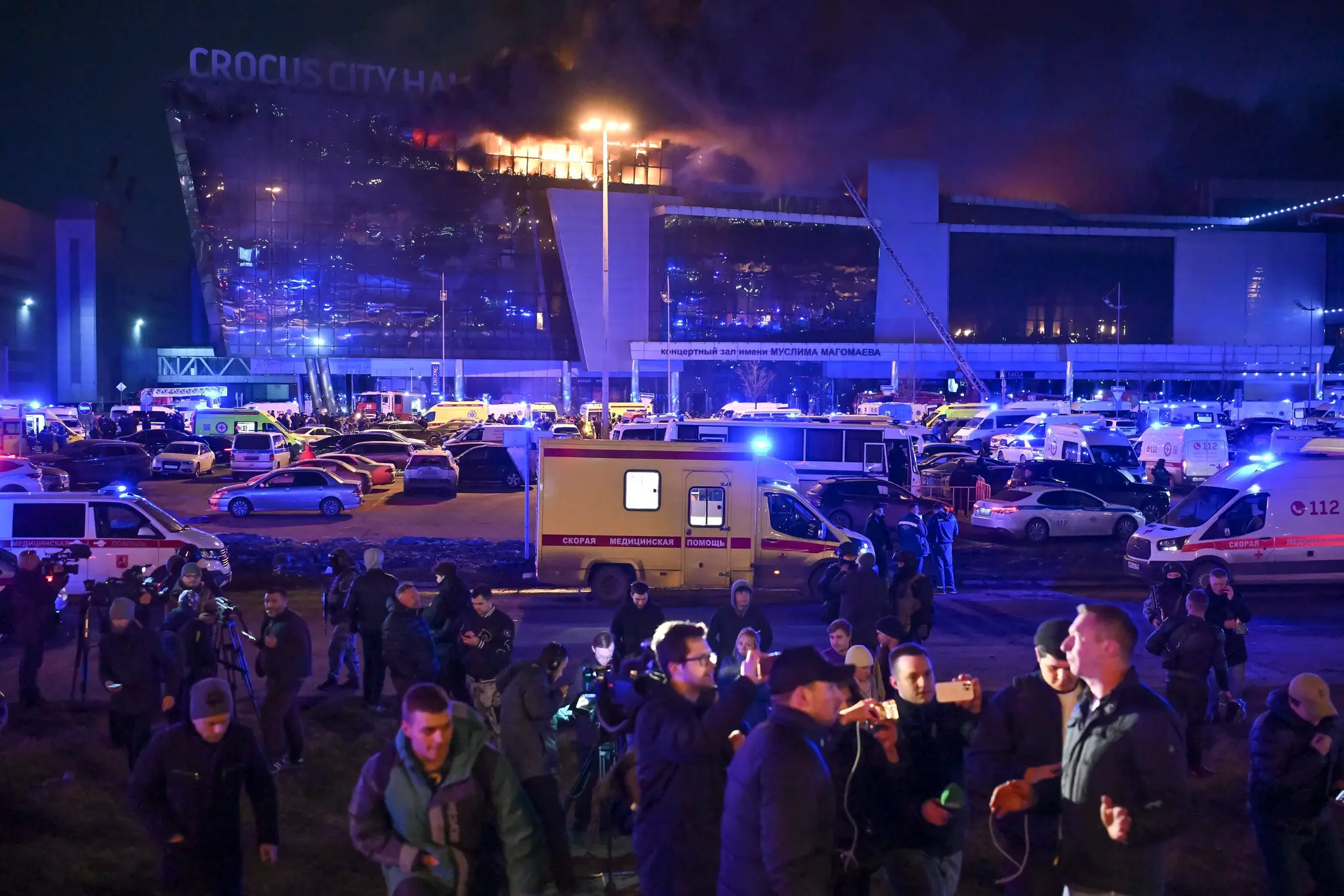 Momentka pri horiacej budove Crocus City Hall.