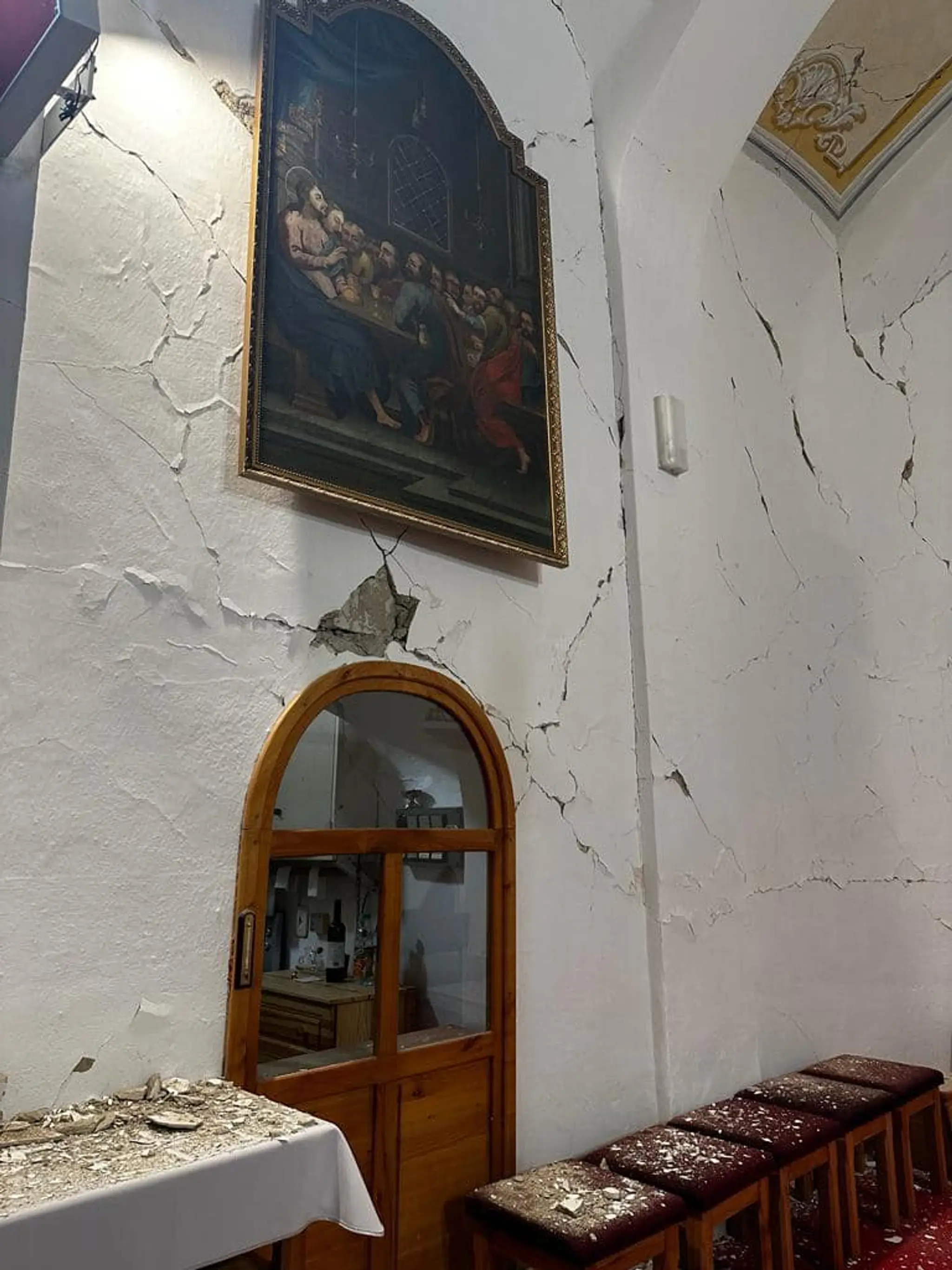 Poškodený kostol Najsvätejšieho Tela Pána v Jankovciach