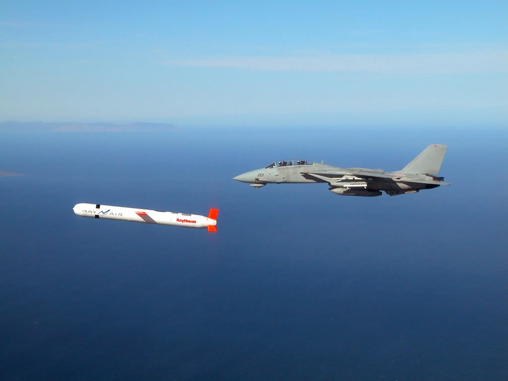 Raketa tomahawk sprevádzaná stíhačkou F-14.