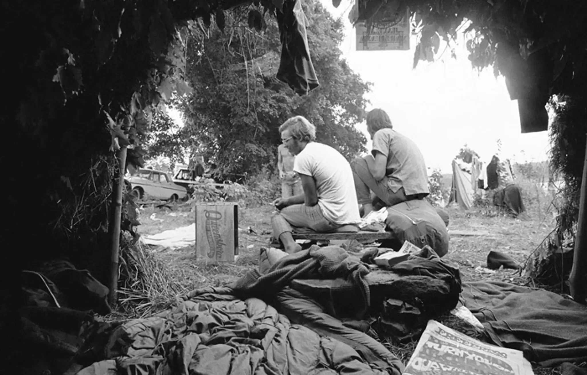 Na snímke zo 16. augusta 1969 stovky účastníkov vtytvára zápchy na ceste počas odchodu z Woodstocku.