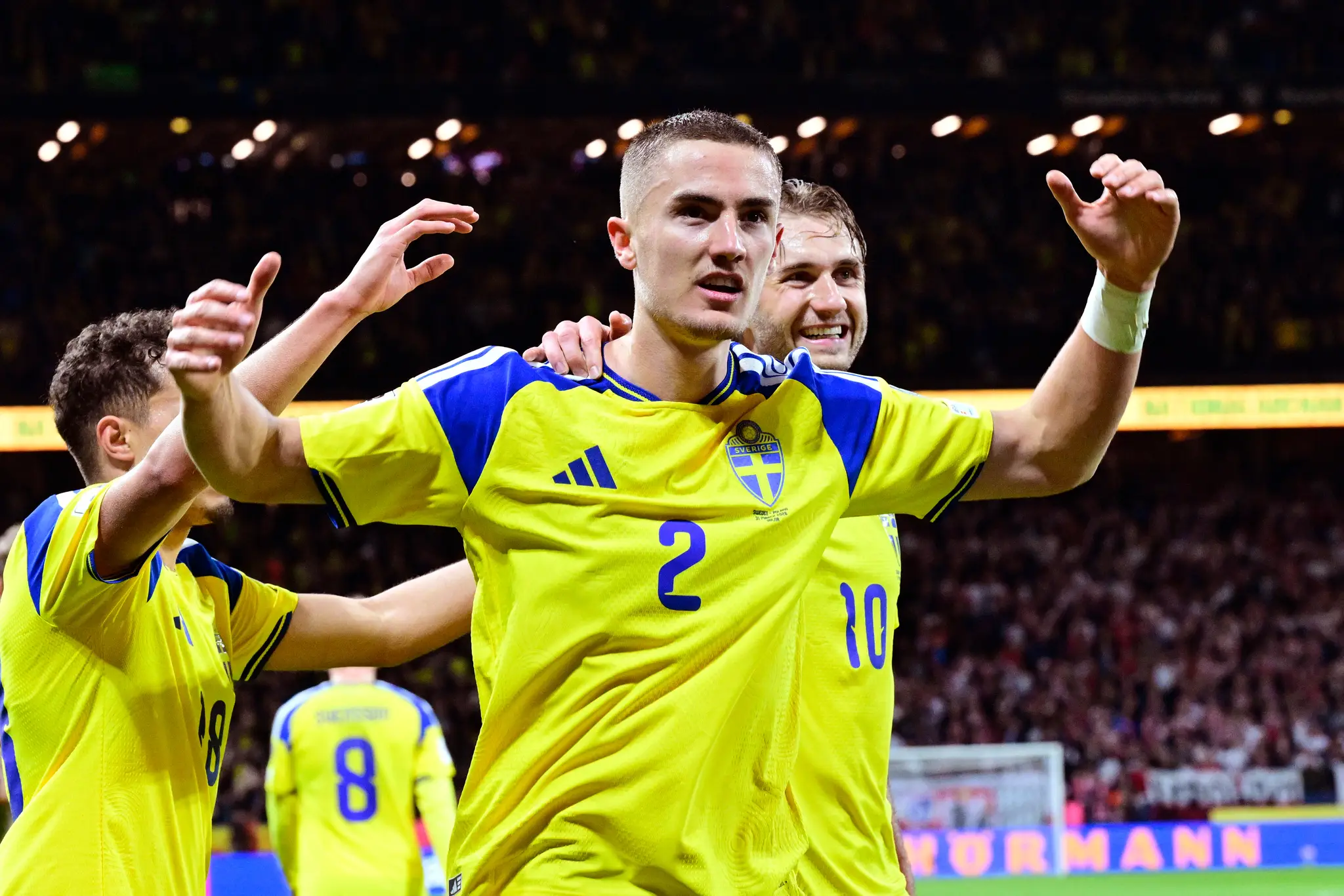 Futbalisti Švédska oslavujú postup na MS.