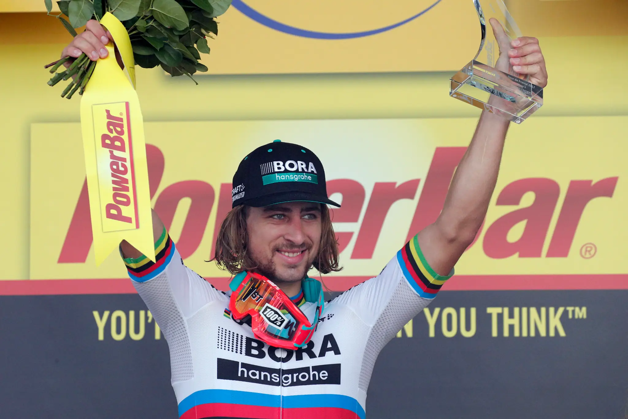 Peter Sagan oslavuje triumf v tretej etape Tour de France 2017.
