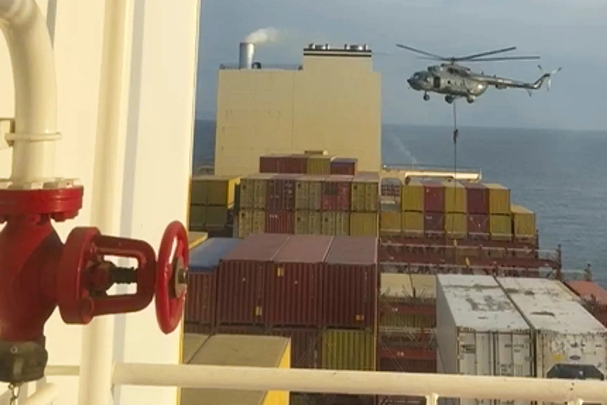 Na videosnímke z 13. apríla 2024 helikoptéra počas útoku na loď v Hormuzskom prielive.