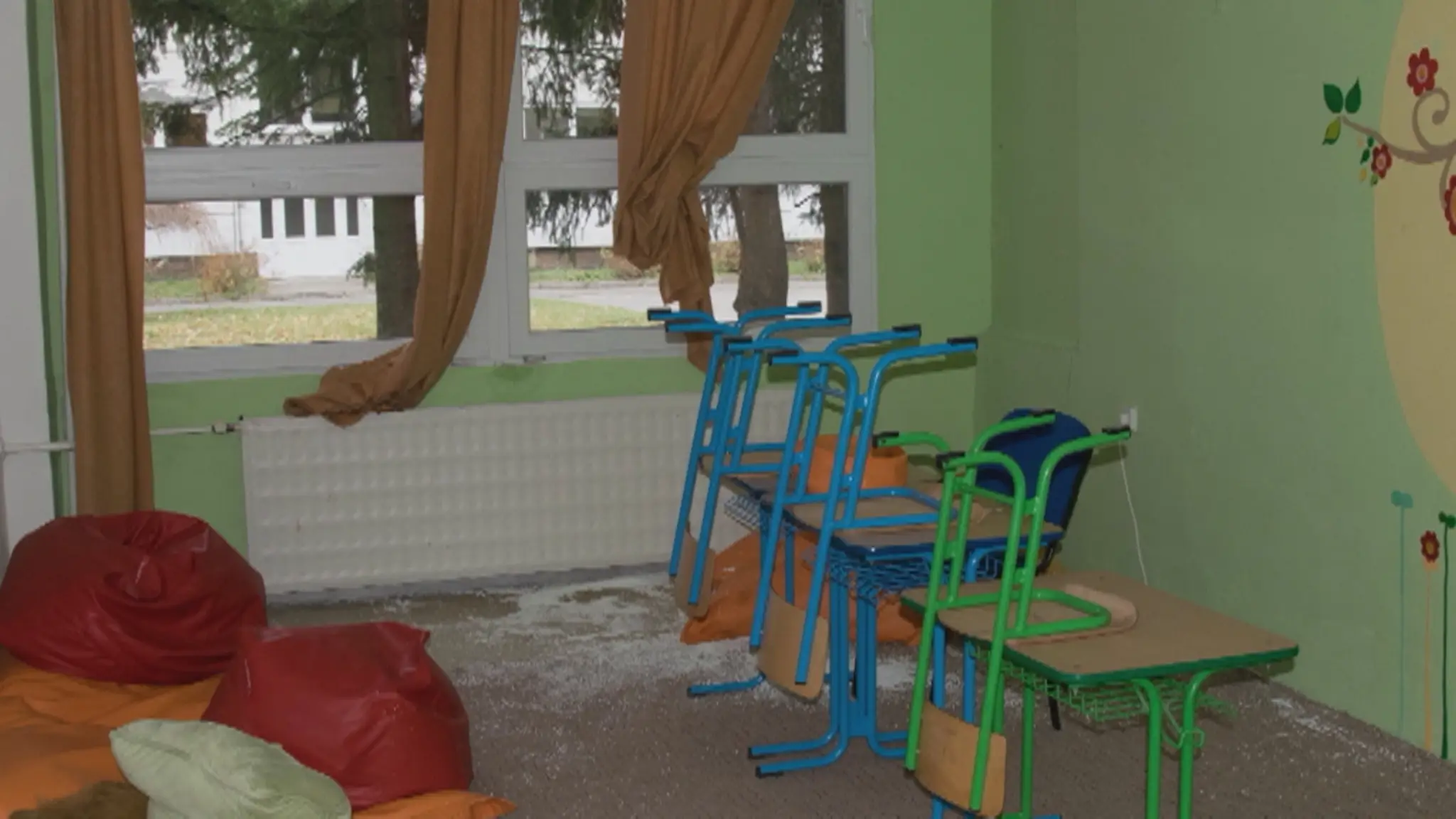 Poškodené veci v škole.