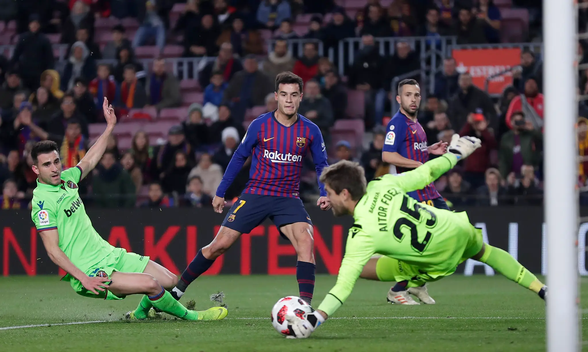 Philippe Coutinho strieľa na bránu Levante.