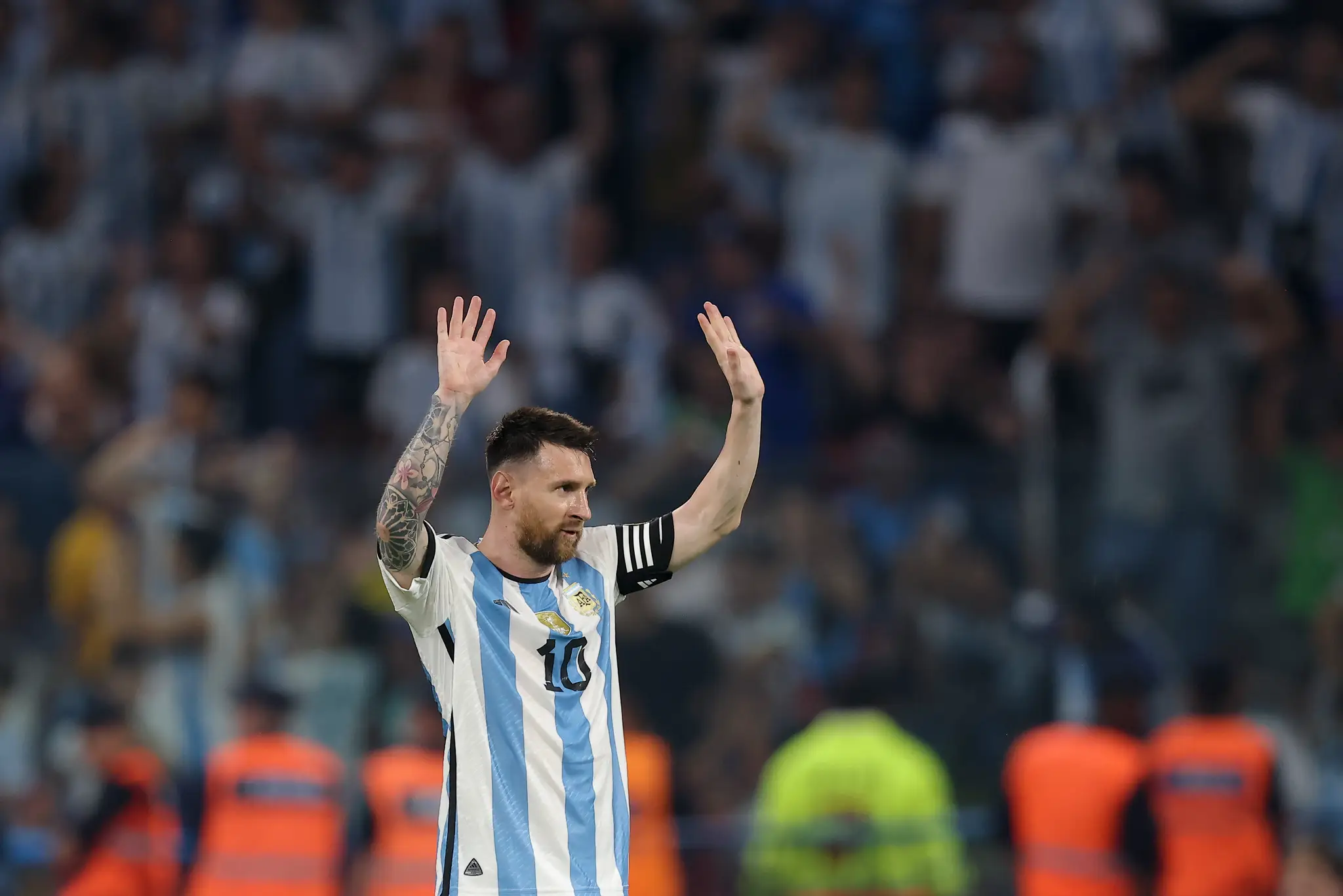 Argentínsky futbalista Lionel Messi oslavuje 100. gól v kariére v národnom drese.