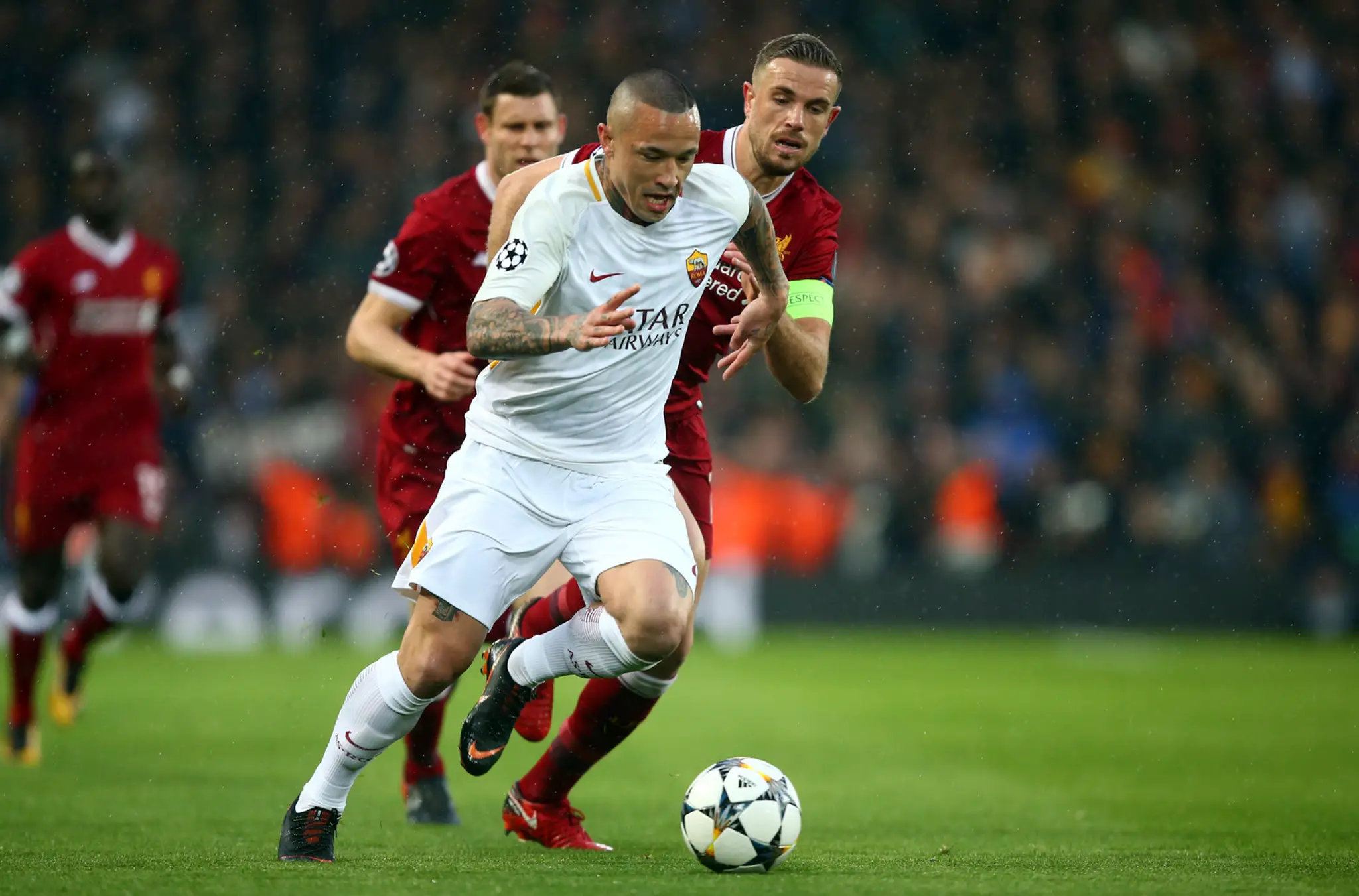 Kapitán Liverpoolu Jordan Henderson (vpravo) atakuje v prvom semifinále LM Radju Nainggolana z AS Rím.