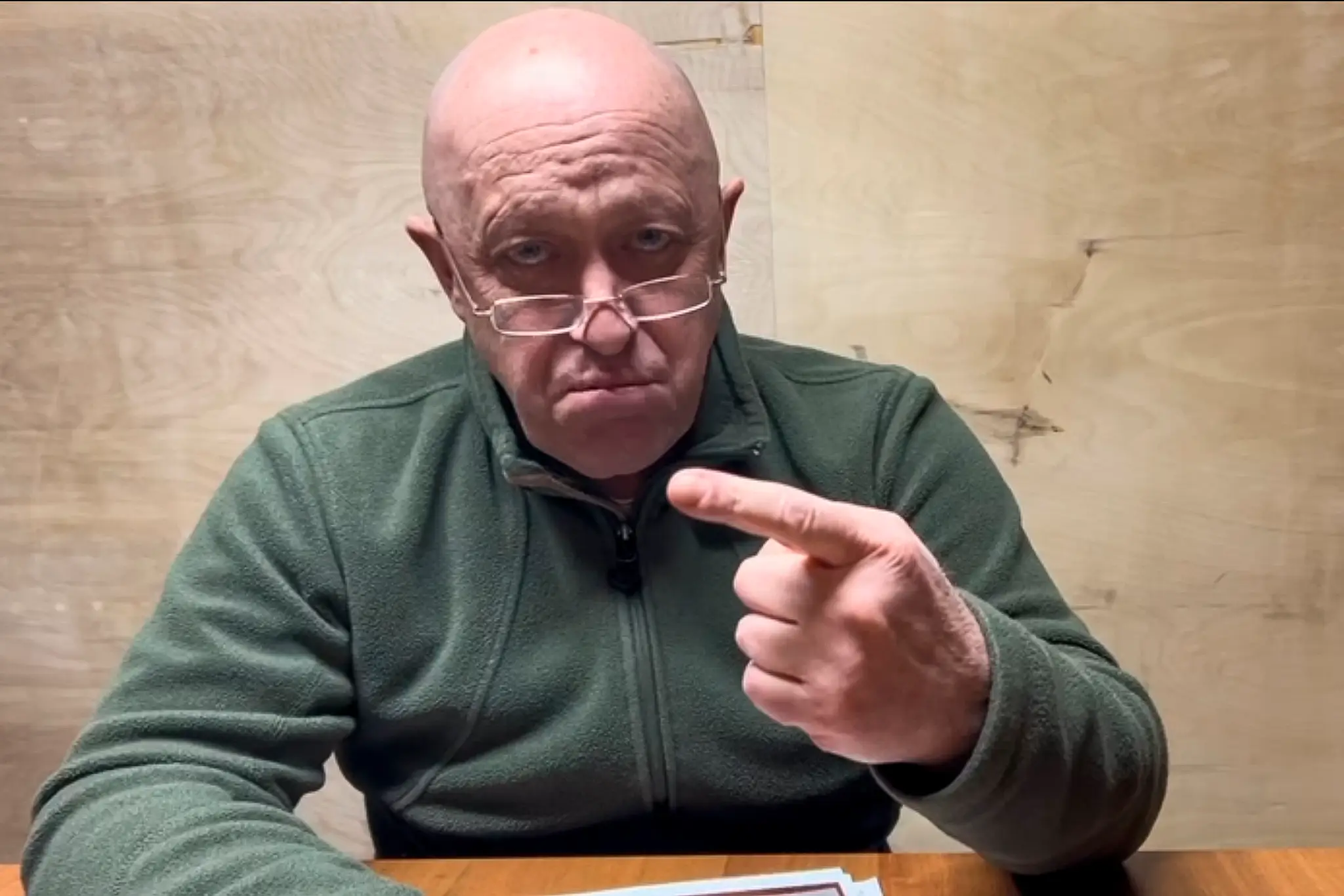 Šéf žoldnierskej Vagnerovej  skupiny Jevgenij Prigožin sa prihovára na videu z neznámeho miesta.