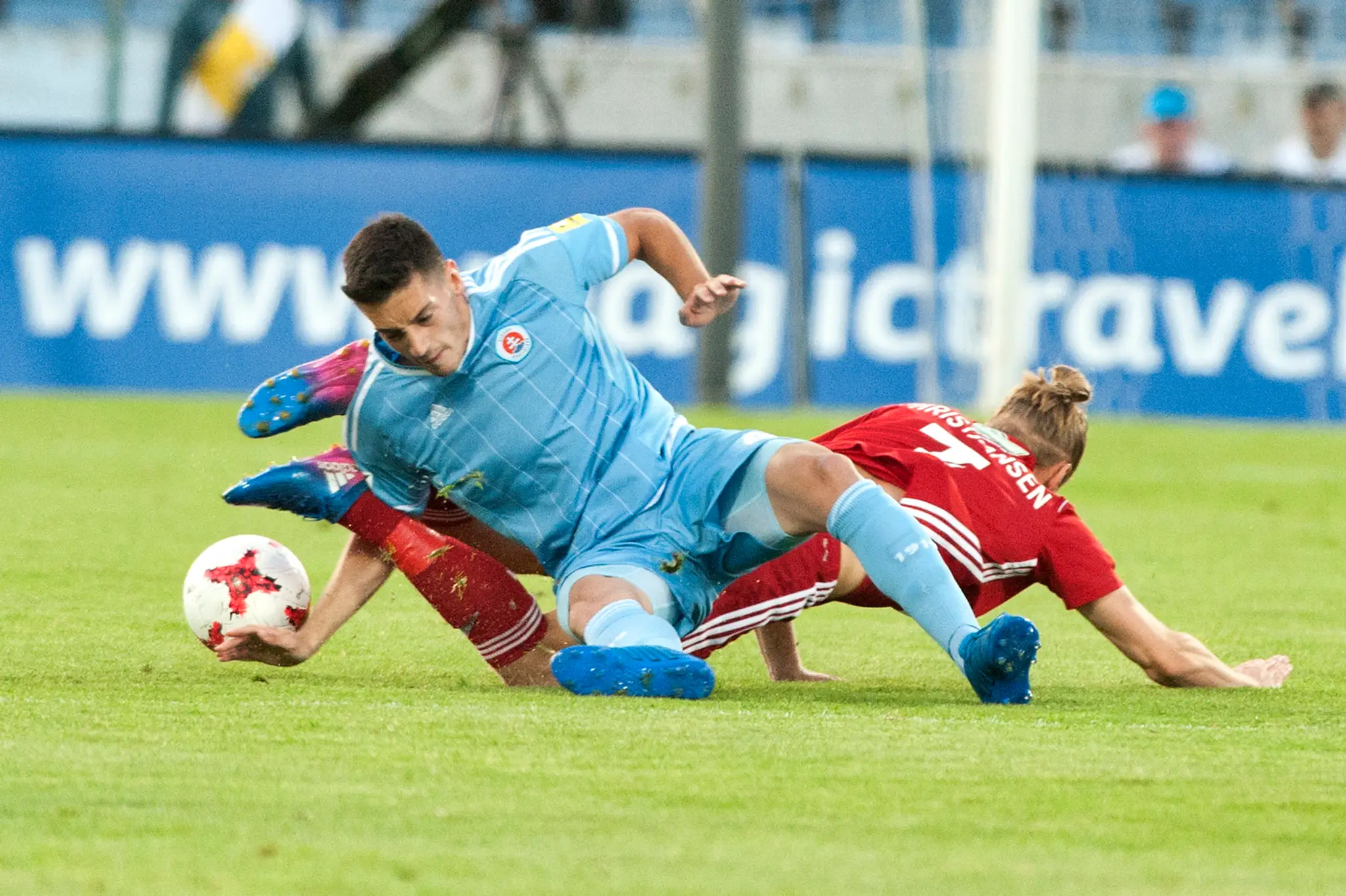 V popredí Vukan Savičevič (Slovan) a za ním Jesper Christjansen z Lyngby v predkole EL.