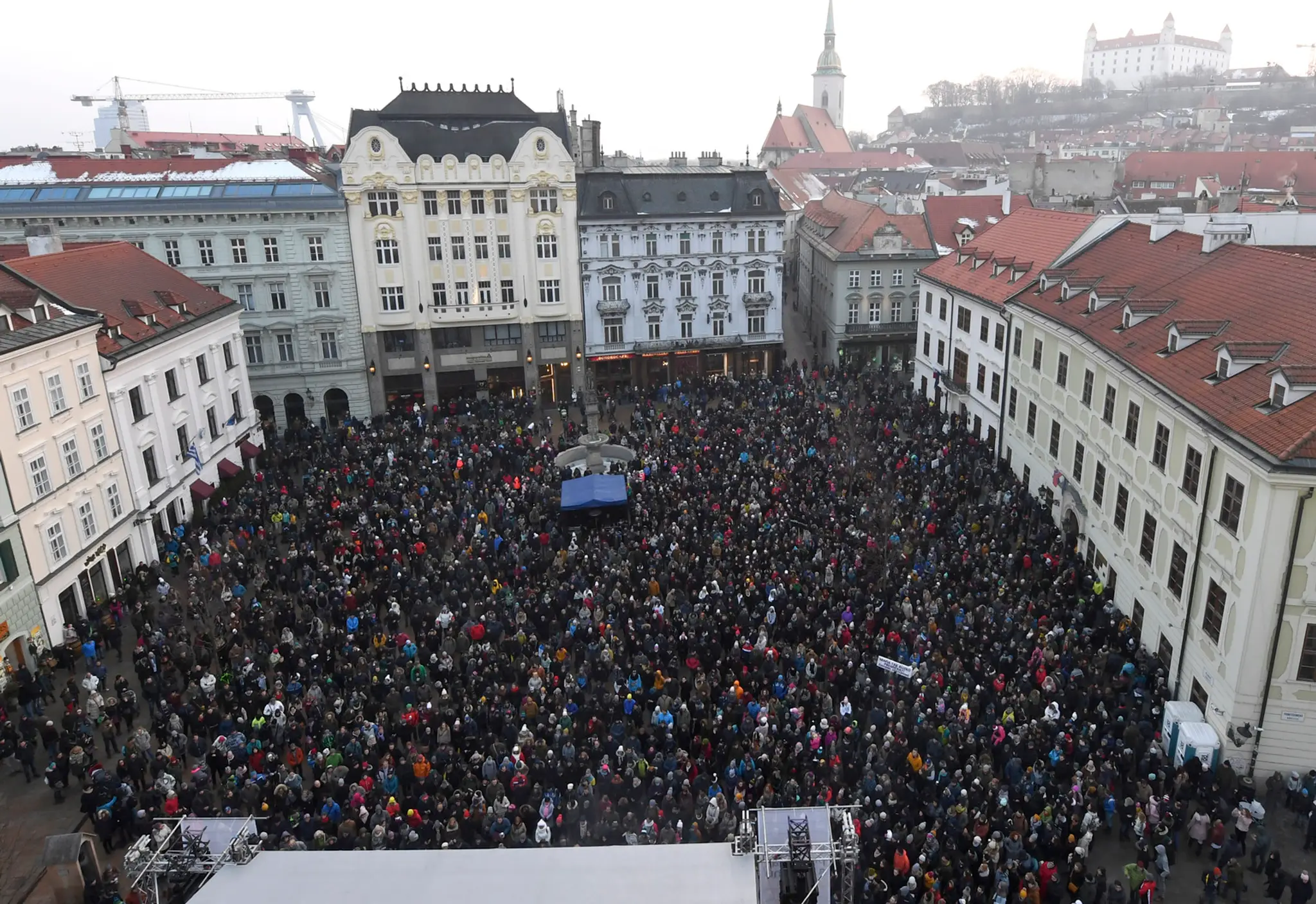 Pohľad na zaplnené Hlavné námestie počas spomienkovej hudobnej akcie Koncert pre Jána a Martinu.