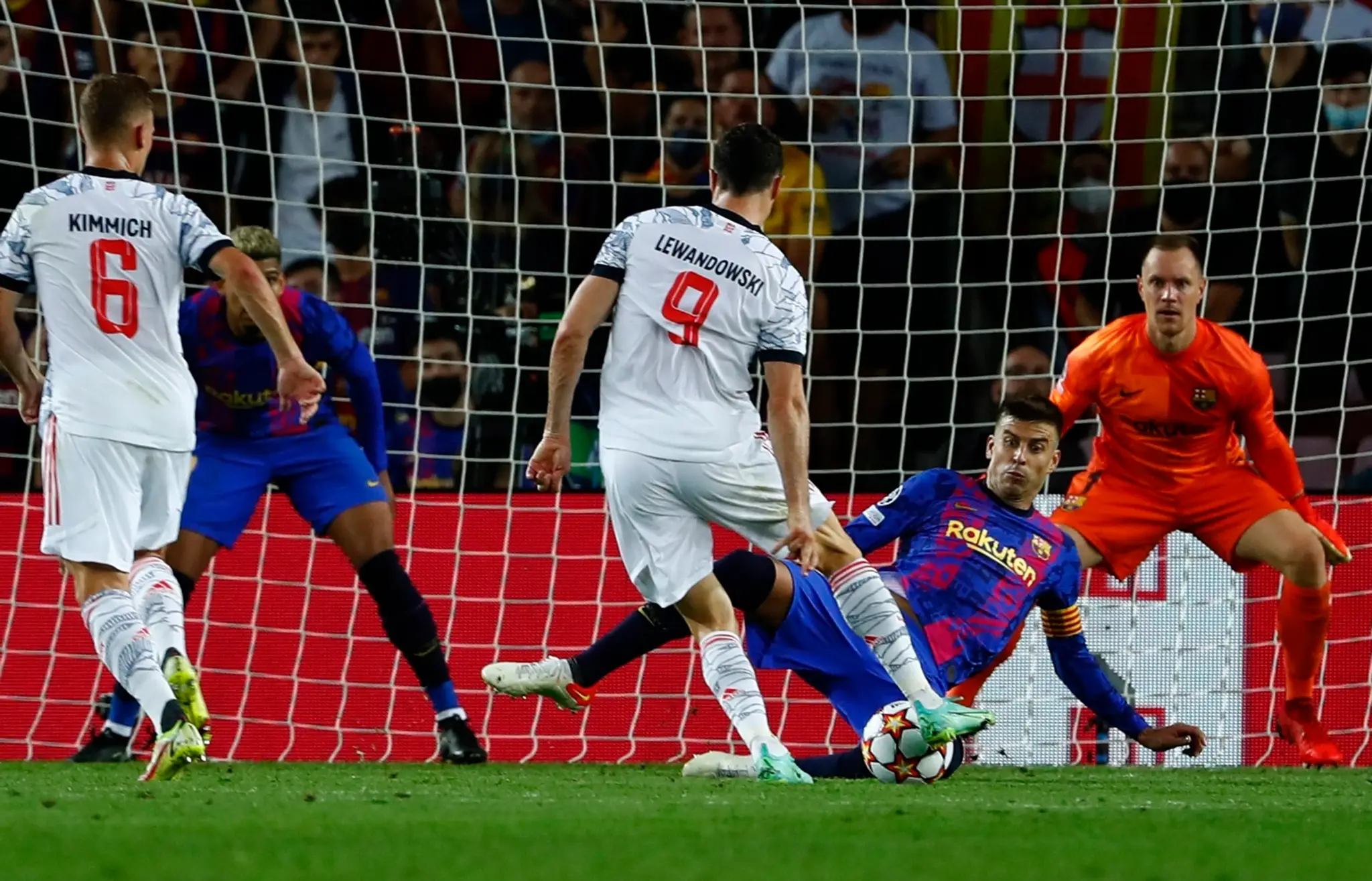 Robert Lewandowski strieľa svoj druhý gól v zápase proti Barcelone.
