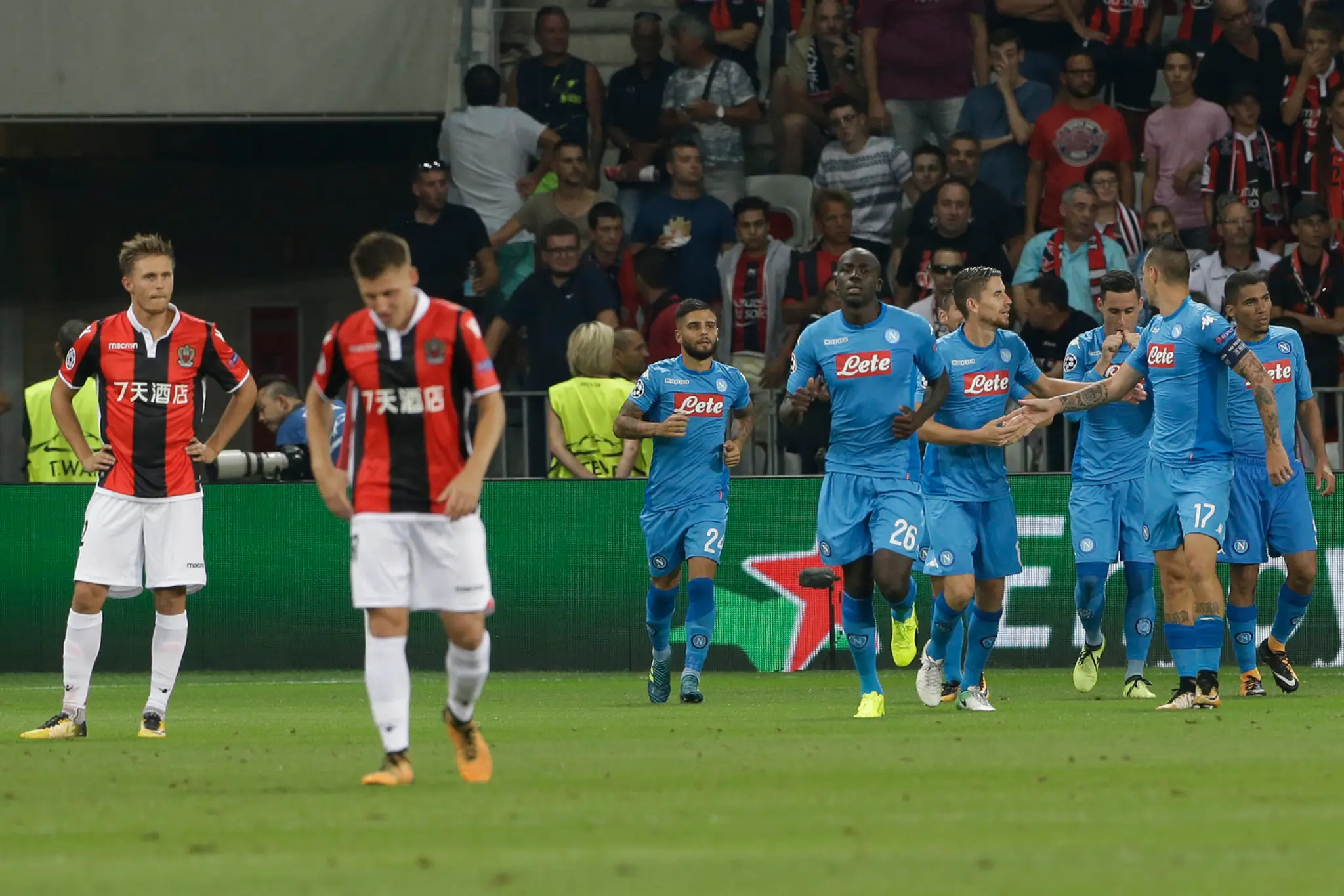 José Callejón (tretí sprava) oslavuje so spoluhráčmi z Neapolu gól v sieti Nice v odvete play-off predkola LM.