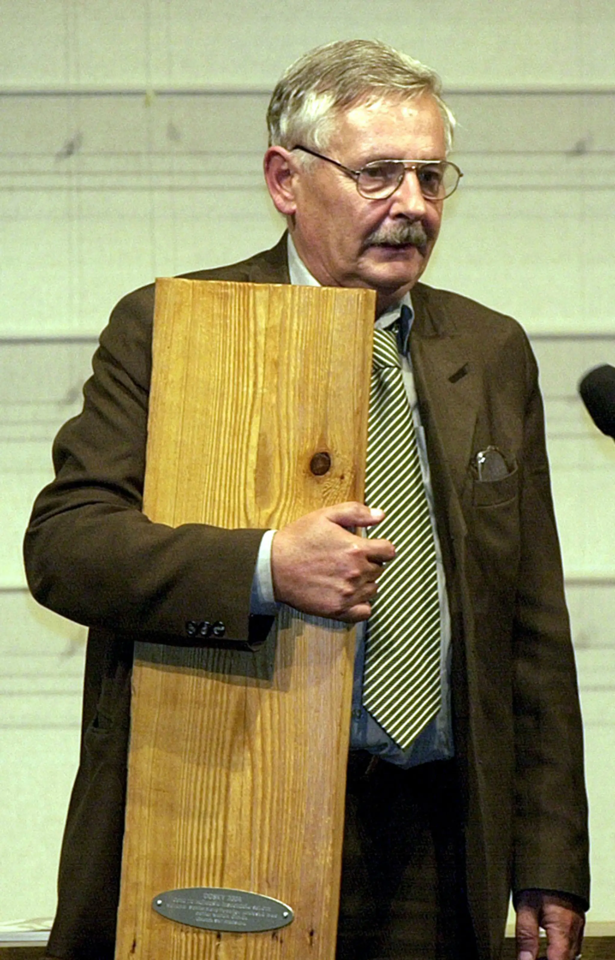 Juraj Slezáček ako riaditeľ Činohry SND prebral v septembri 2004 ocenenie Doska 2004 za hru Arabská noc.