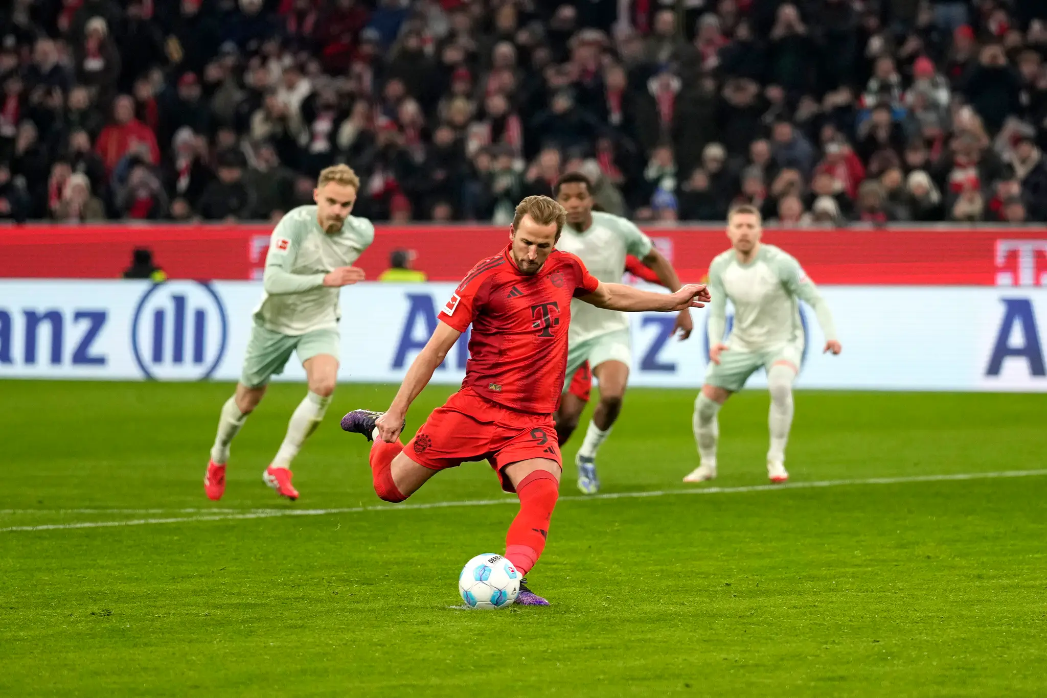 Hráč Bayernu Harry Kane (uprostred) strieľa z penalty úvodný gól.