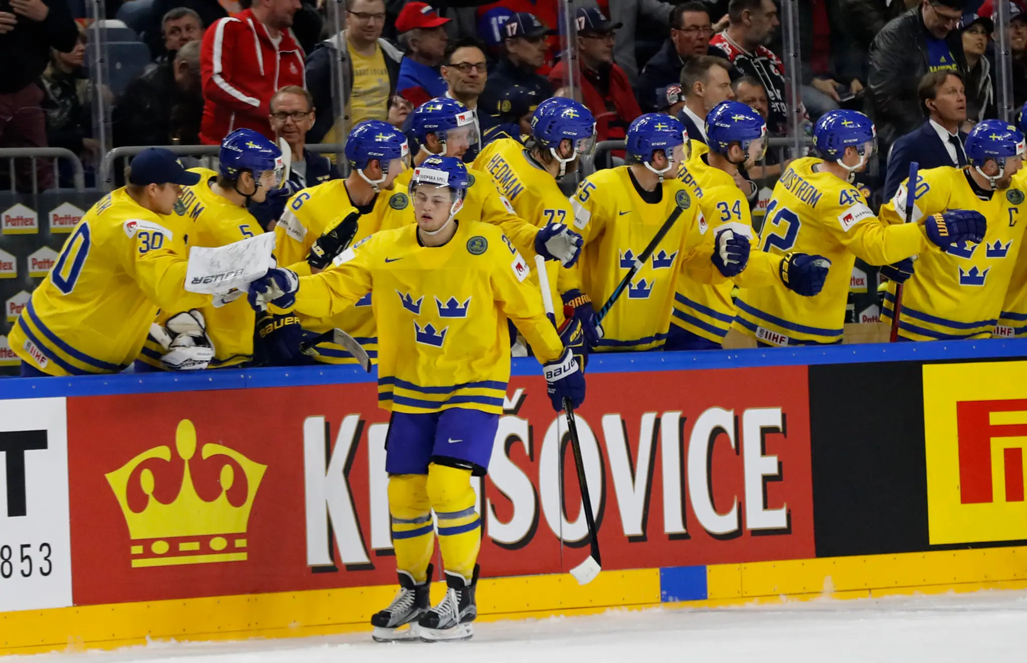 William Nylander (na ľade) prijíma gratulácie od švédskych spoluhráčov po góle v semifinále MS 2017 proti Fínsku.