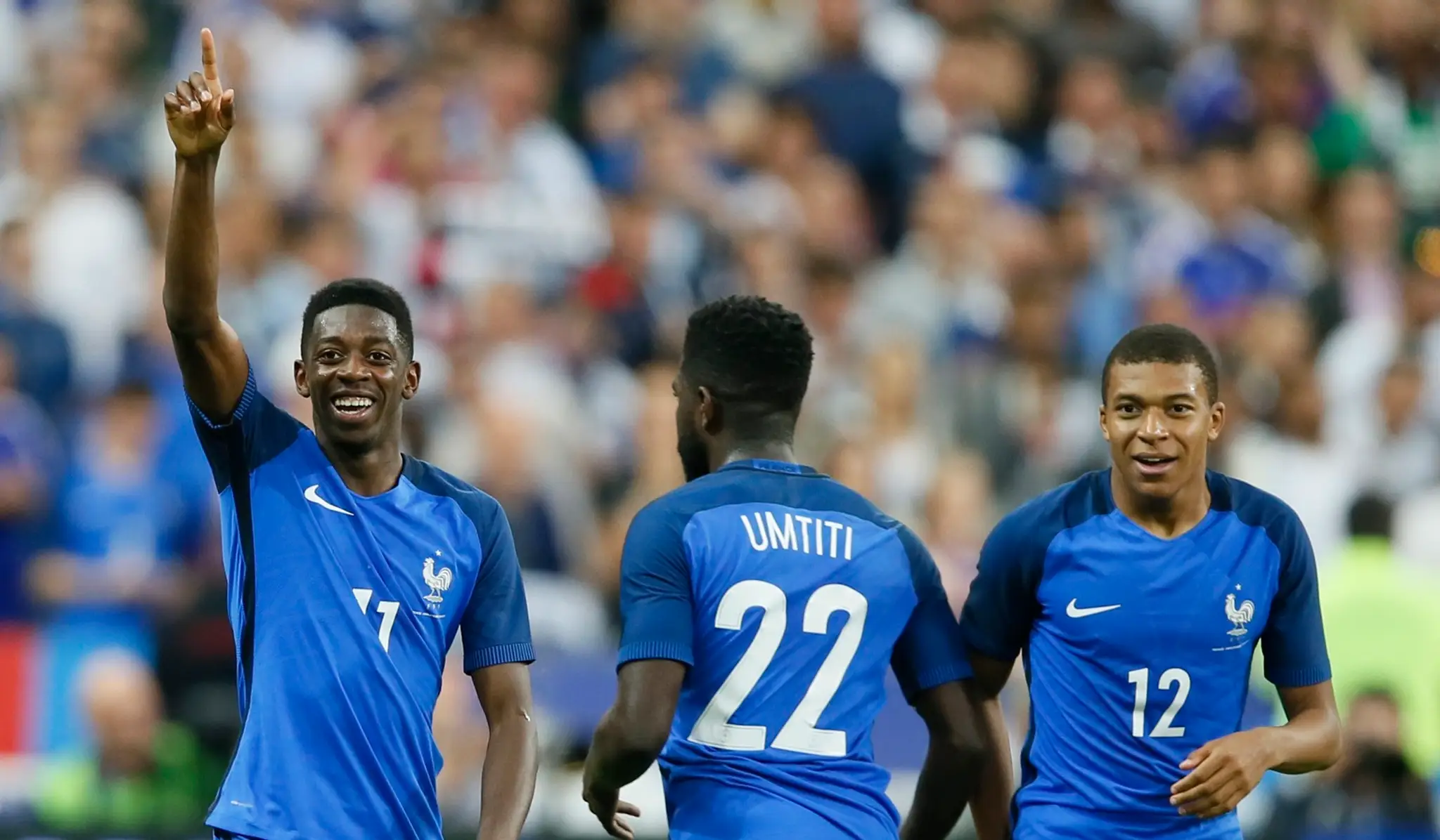 Ousmane Dembele, Samuel Umtiti a Kylian Mbappe sa radujú po góle do siete Anglicka.