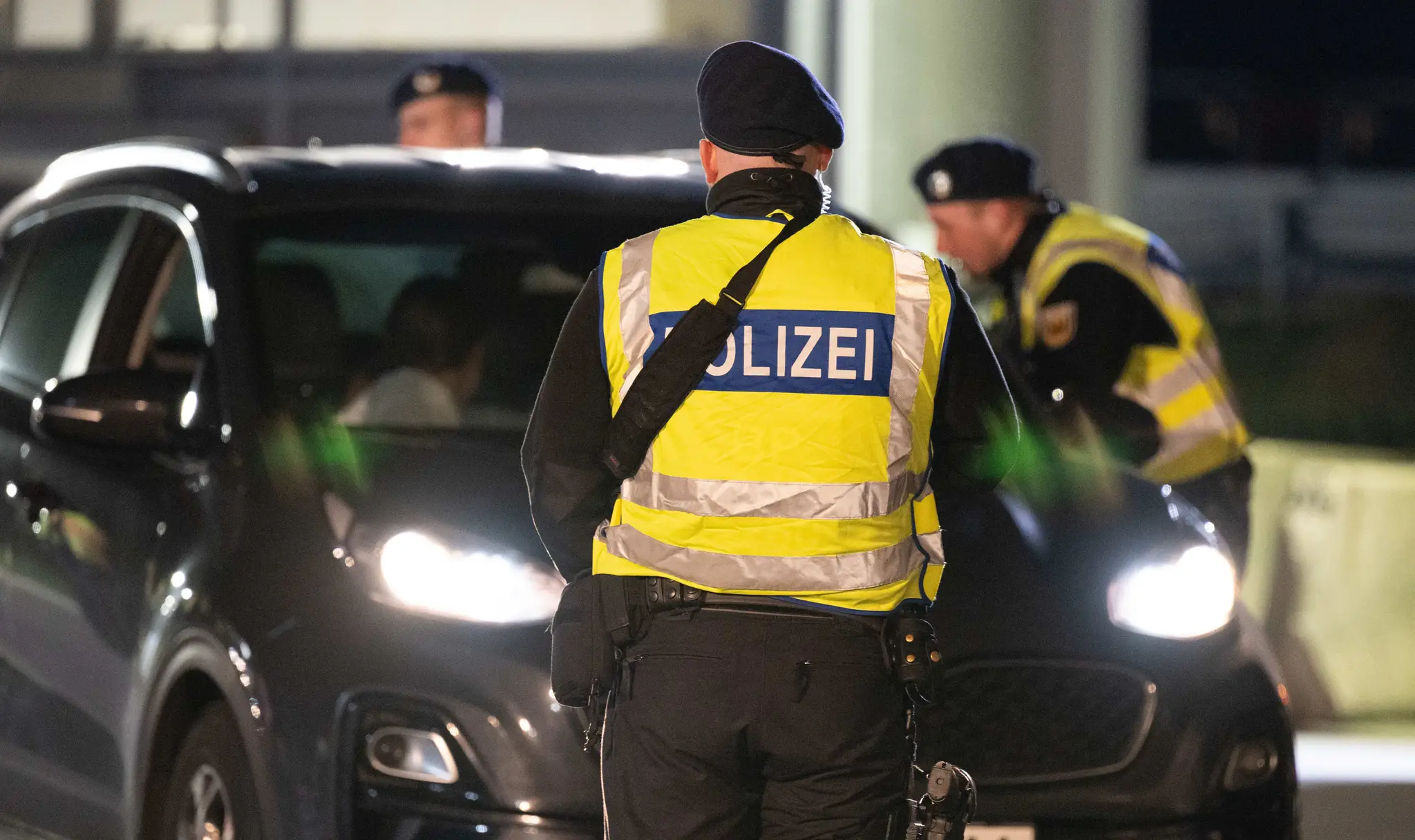 Nemeckí policajti kontrolujú osobné auto počas náhodnej hraničnej kontroly na odpočívadle neďaleko nemecko-českých hraníc v meste Berggießhübel.