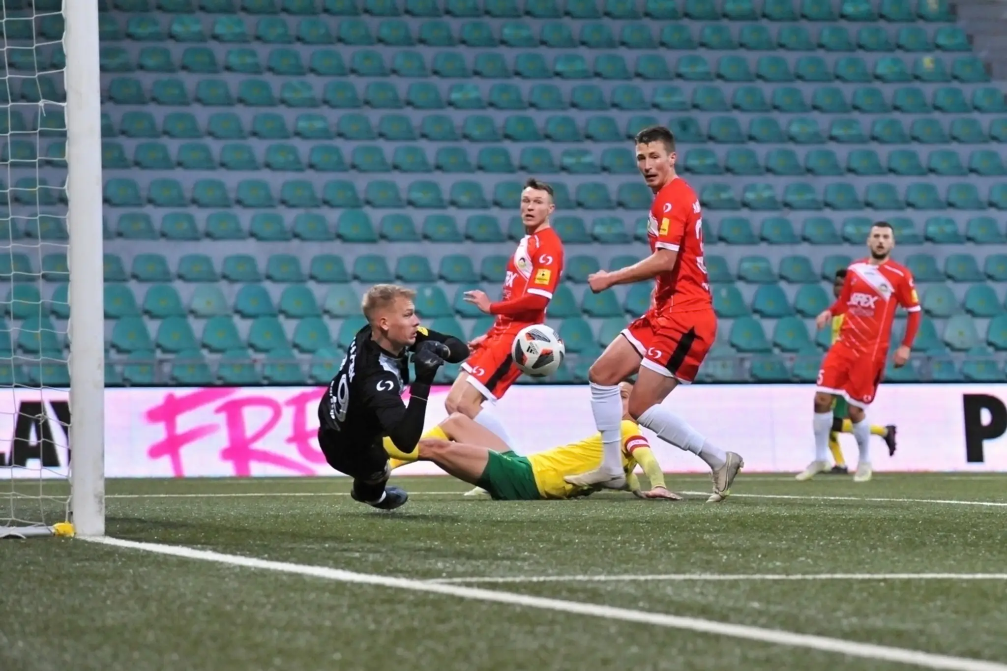 Brankár Dominik Sváček (Liptovský Mikuláš) vyráža loptu v zápase 15. kola Fortuna ligy v Žiline.