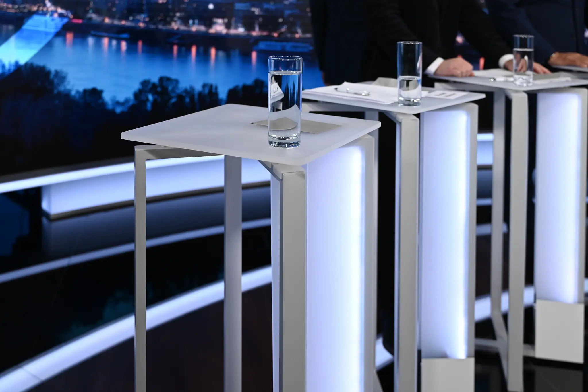Prázdny stolík určený pre Roberta Fica (Smer-SD)