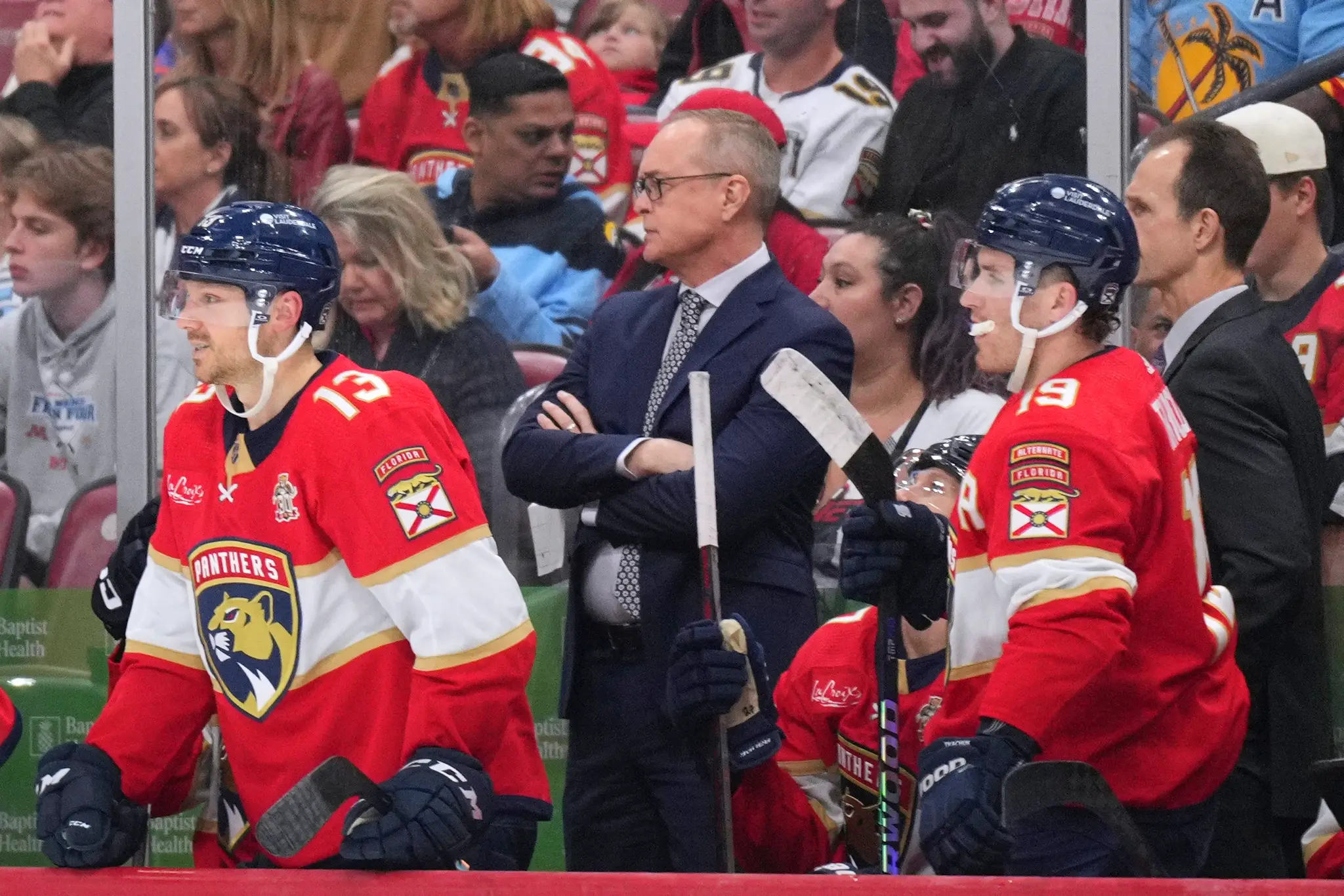 Tréner Floridy Phanters Paul Maurice stojí na striedačke.