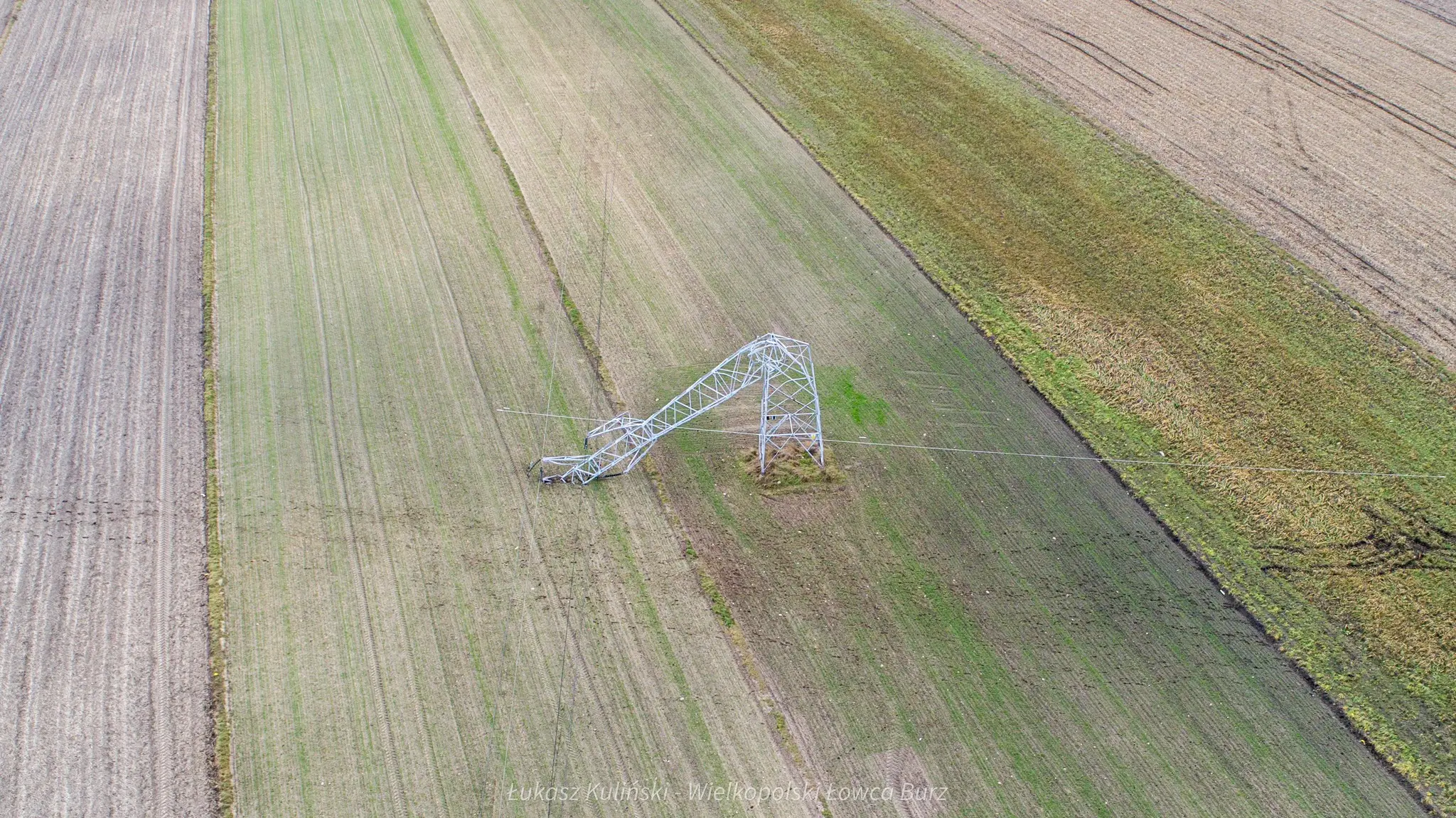 Zničený stĺp elektrického napätia.