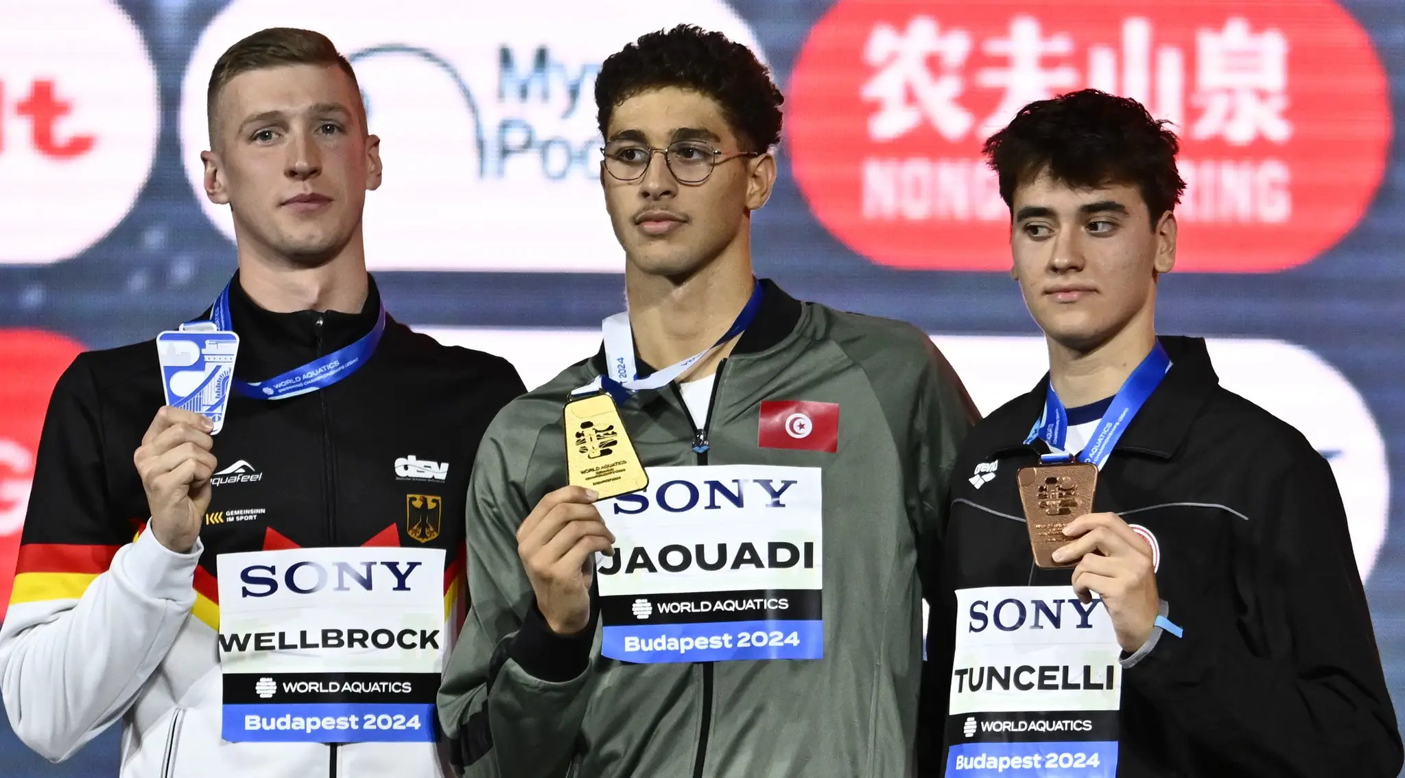 Na snímke zľava nemecký plavec  Florian Wellbrock (druhé miesto), tuniský plavec Ahmed Jaouadi (prvé miesto) a turecký plavec  Kuzey Tuncelli (tretie miesto) pózujú po finále disciplíny 1500 metrov na voľný spôsob na MS v krátkom bazéne