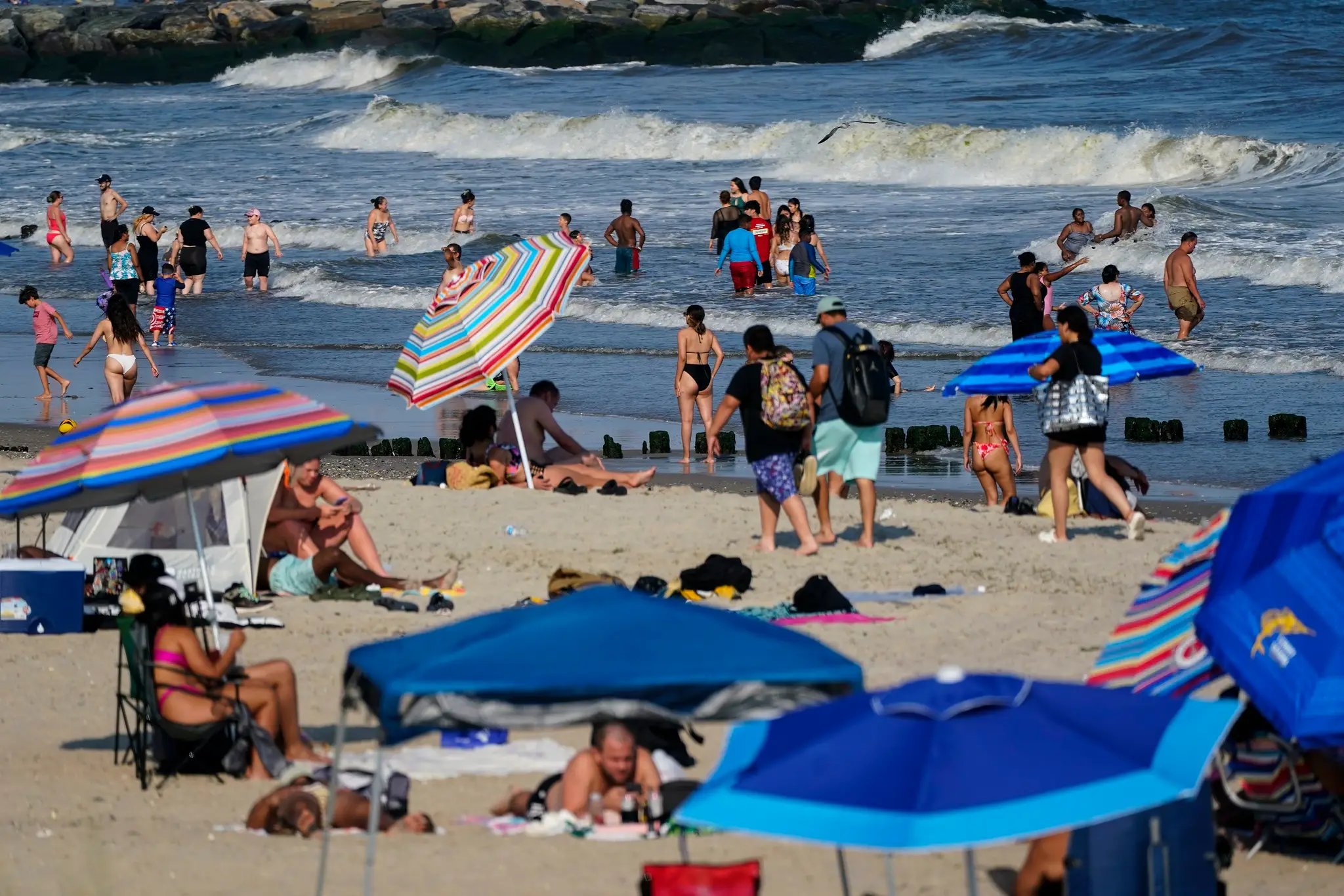 Pláž Rockaway Beach, kde žralok útočil.