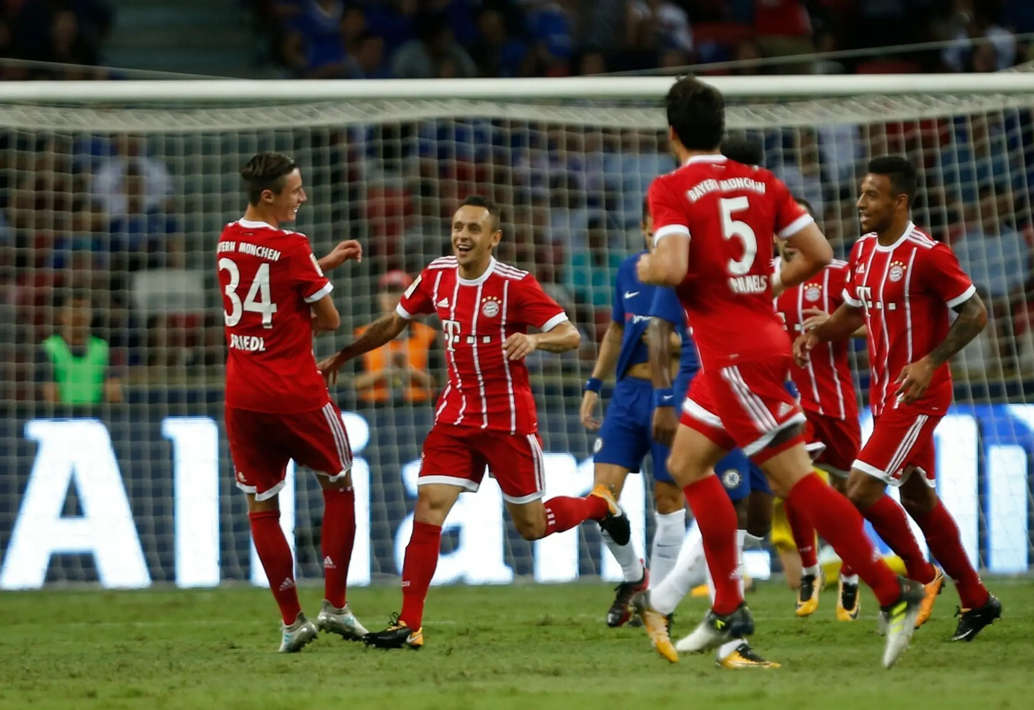 Hráči Bayernu sa radujú po góle Rafinhu.