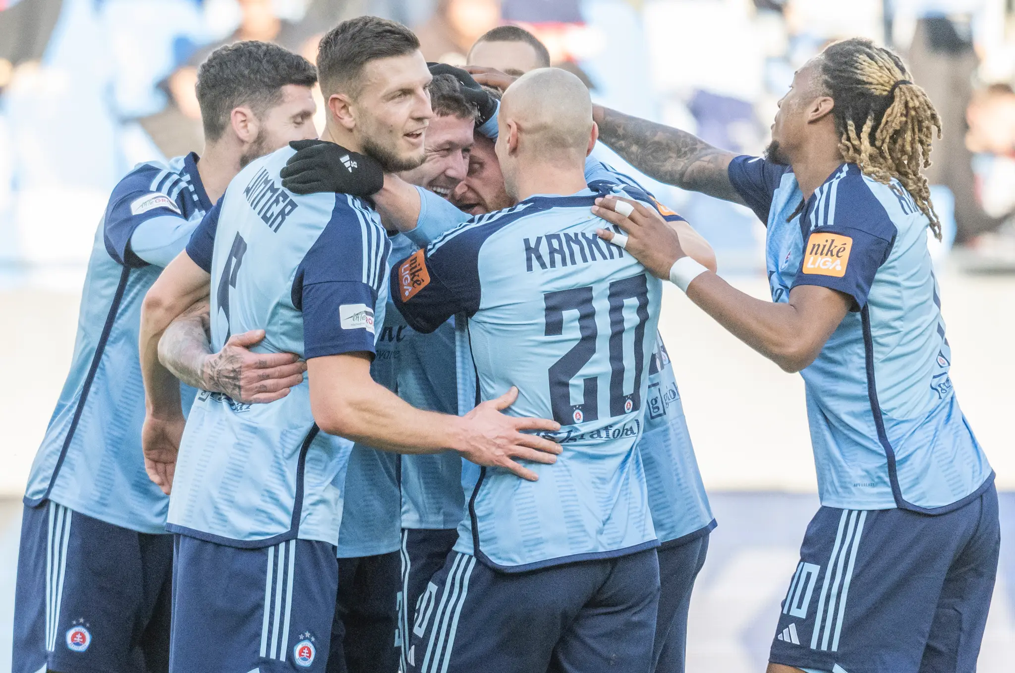 Gólová radosť slovanistov a uprostred strelec gólu Juraj Kucka v 20. kole Niké ligy proti Zlatým Moravciam.