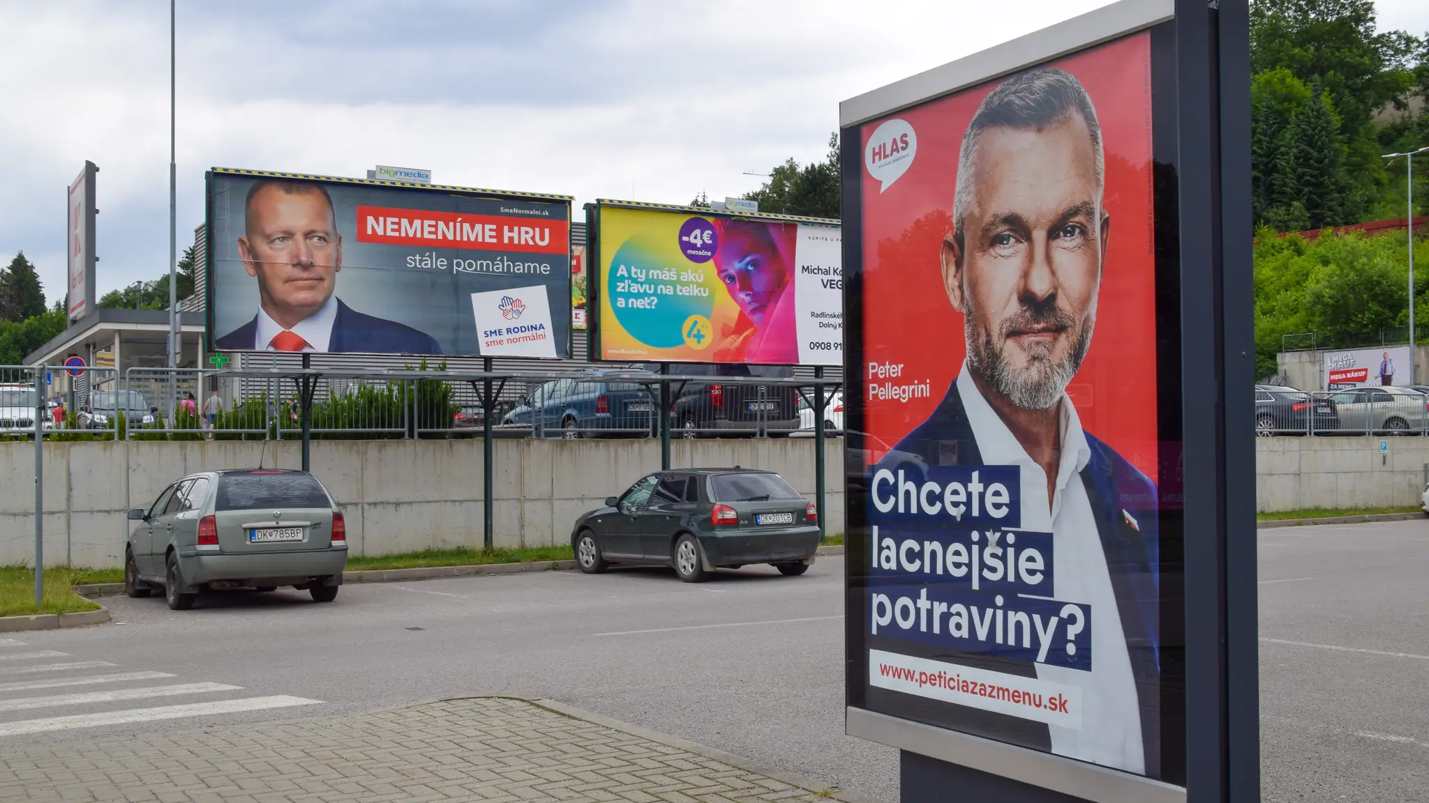 Bilbord strany Sme rodina a strany HLAS.