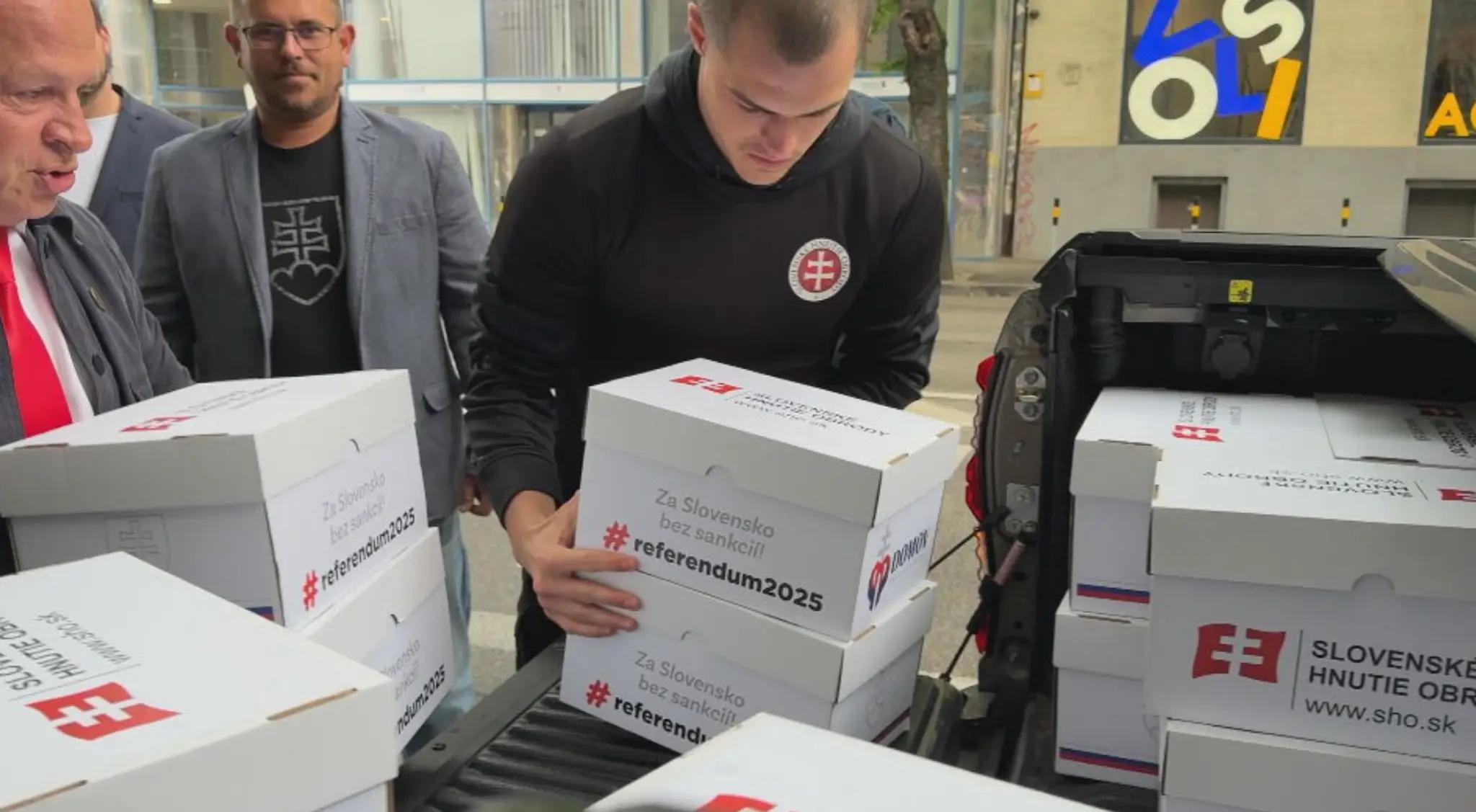 Chcú referendum na zrušenie sankcií.