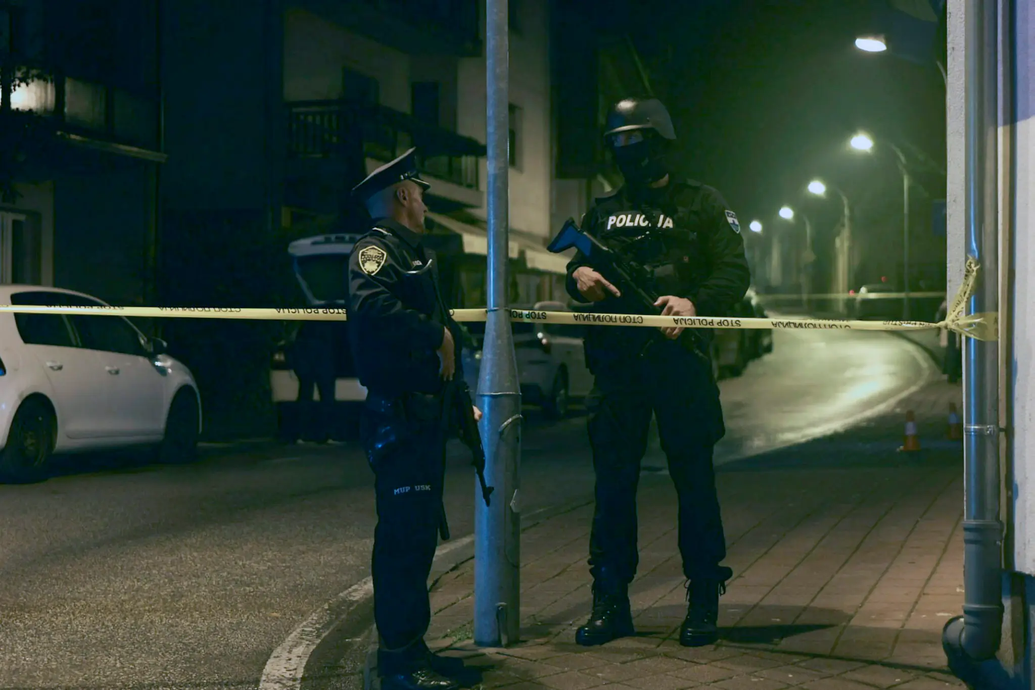 Na snímke polícia pred policajnou budovou v Bosne a Hercegovine, kde tínedžer zabil policajta.