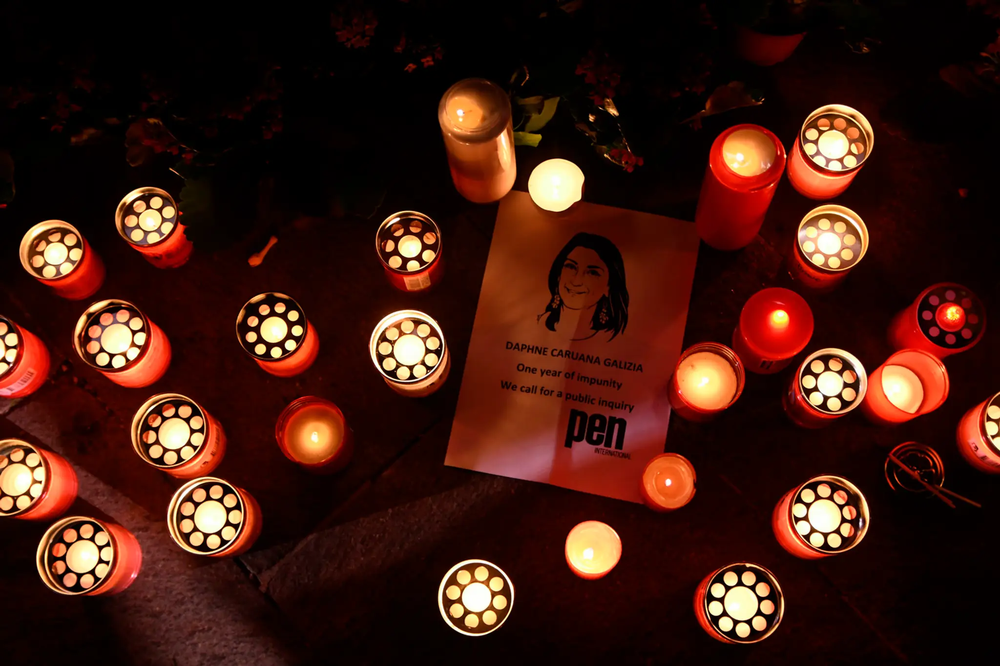 Spomienka pri príležitosti prvého výročia tragickej smrti maltskej investigatívnej novinárky Daphne Caruanovej Galiziovej.