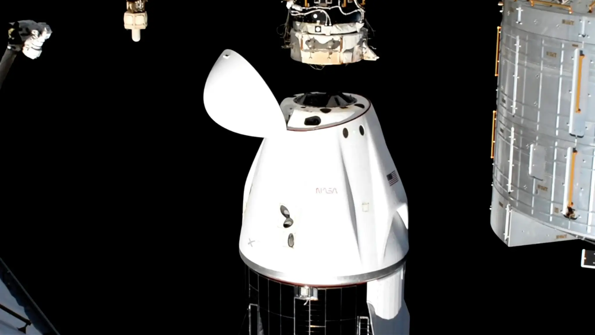 Astronauti uviaznutí na ISS opustili stanicu a smerujú na Zem