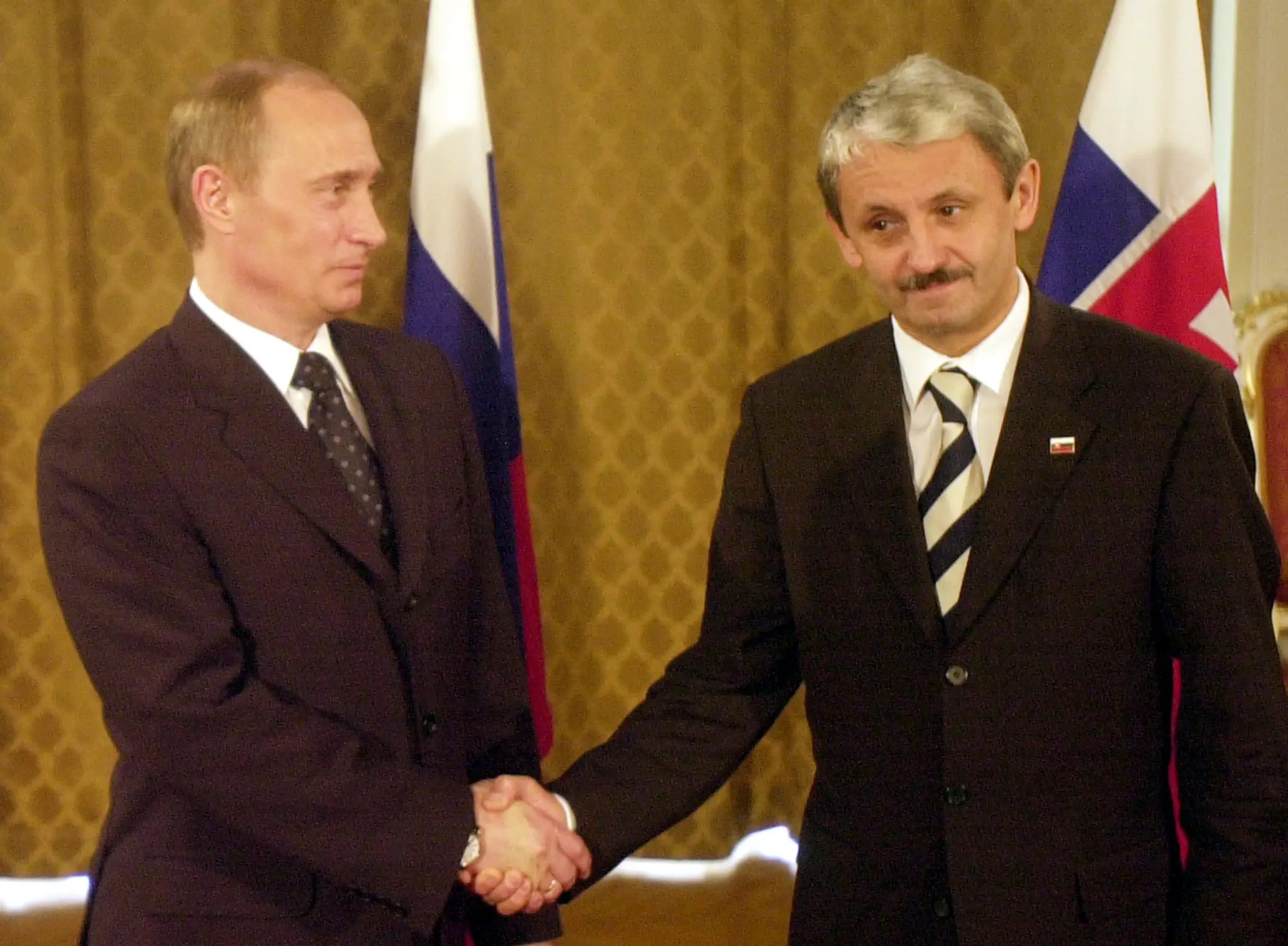 Na archívnej snímke z 25. februára 2005 ruský prezident Vladimir Putin (vľavo) a vtedajší predseda vlády SR Mikuláš Dzurinda na Úrade vlády SR v Bratislave.