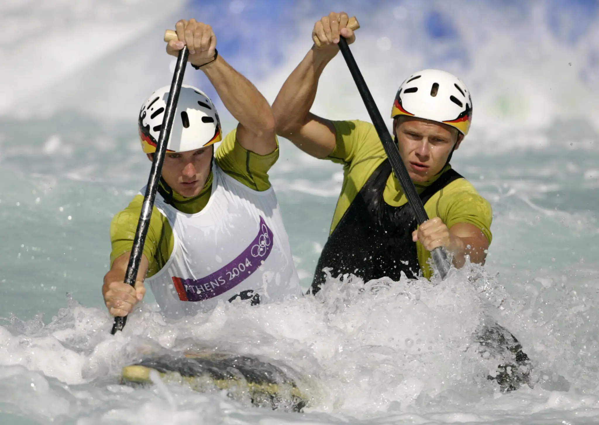 Na archívnej snímke z 19. augusta 2004 nemeckí vodní slalomári Marcus Becker a Stefan Henze.