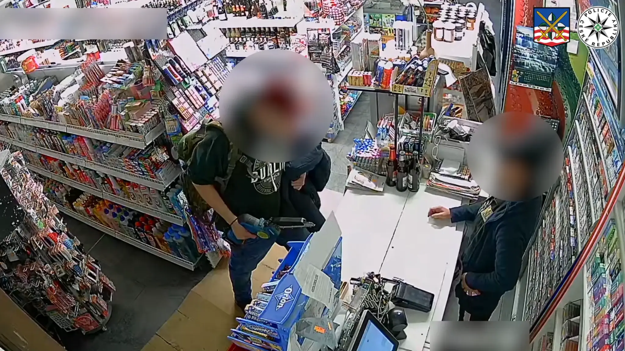 Muž zaútočil na predavačku motorovou pílou