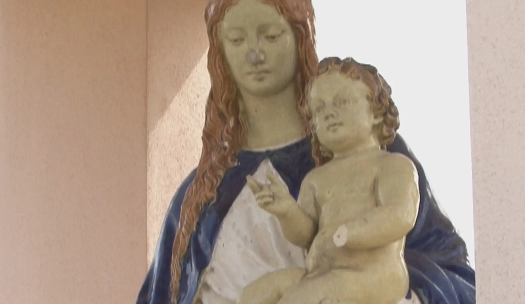 Poškodená socha Panny Márie v Nemčiňanoch