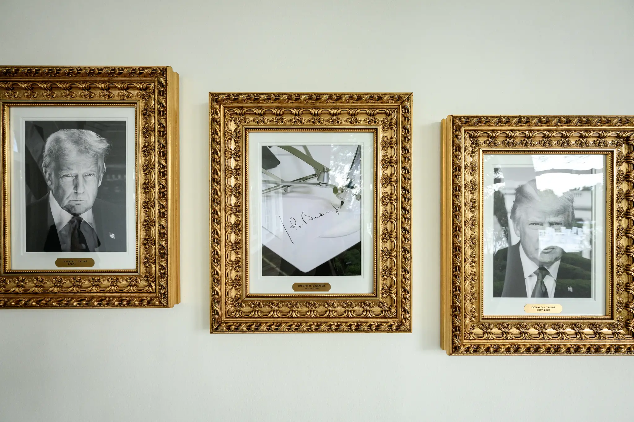 Trump dal v Bielom dome nahradiť portrét Bidena fotografiou automatického pera.