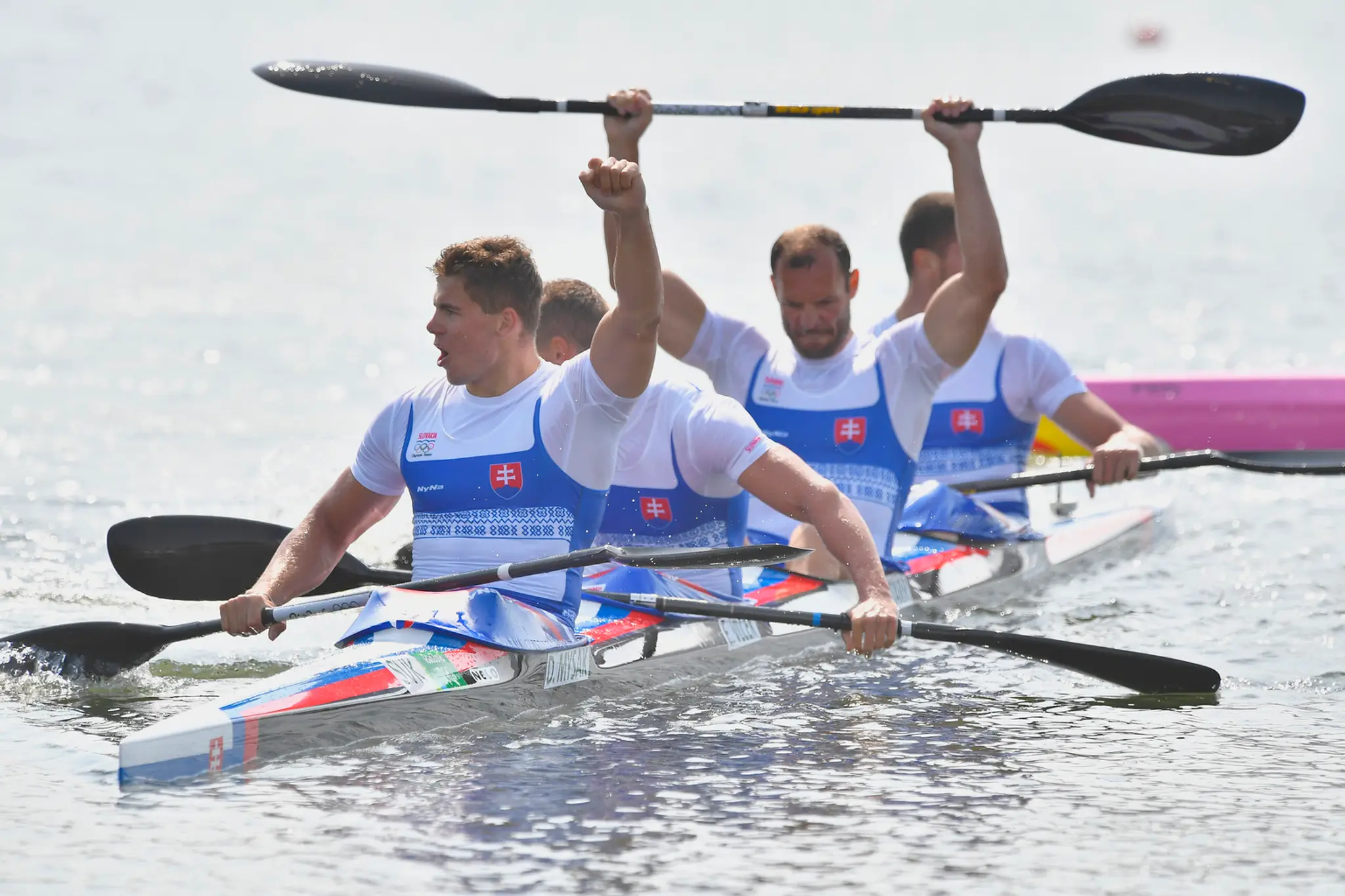 Slovenský štvorkajak v zložení Denis Myšák, Erik Vlček, Juraj Tarr a Tibor Linka sa raduje zo zisku striebra.