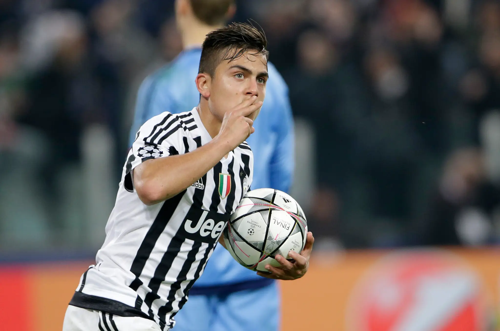 Paulo Dybala na archívnej snímke oslavuje gól do siete Bayernu Mníchov v dueli LM.