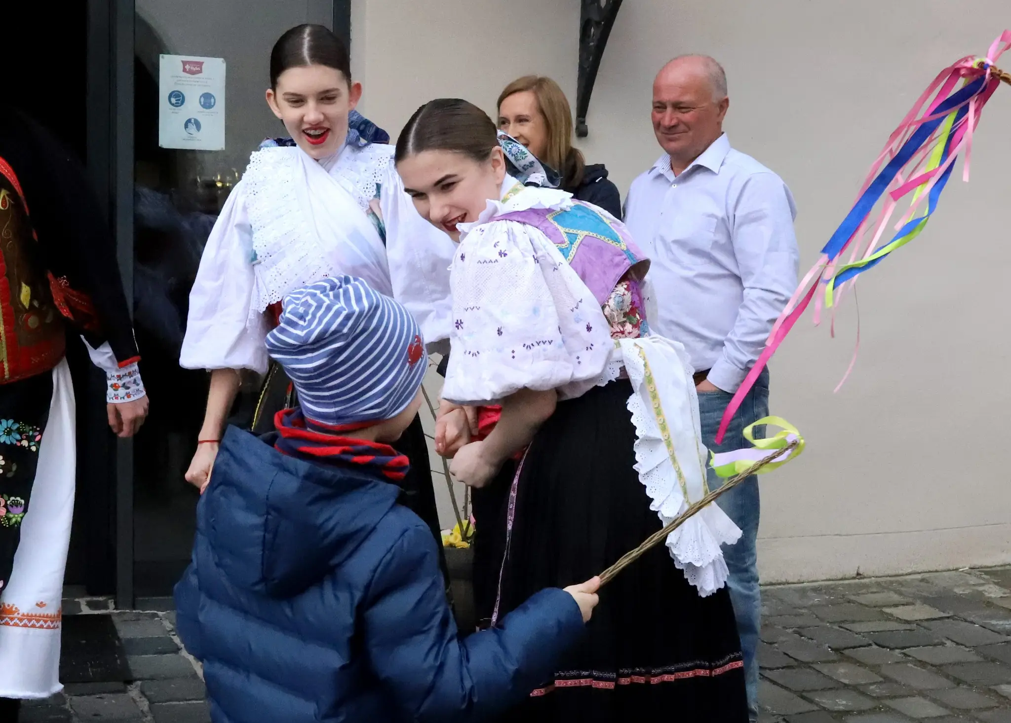 Členovia folklórneho súboru Podpoľanec z Detvy predvádzajú tradičnú veľkonočnú oblievačku na Vígľašskom zámku.