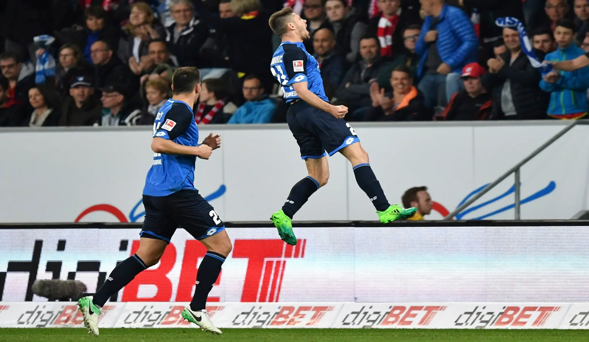 Andrej Kramaric (Hoffenheim) oslavuje svoj gól do siete Bayernu.