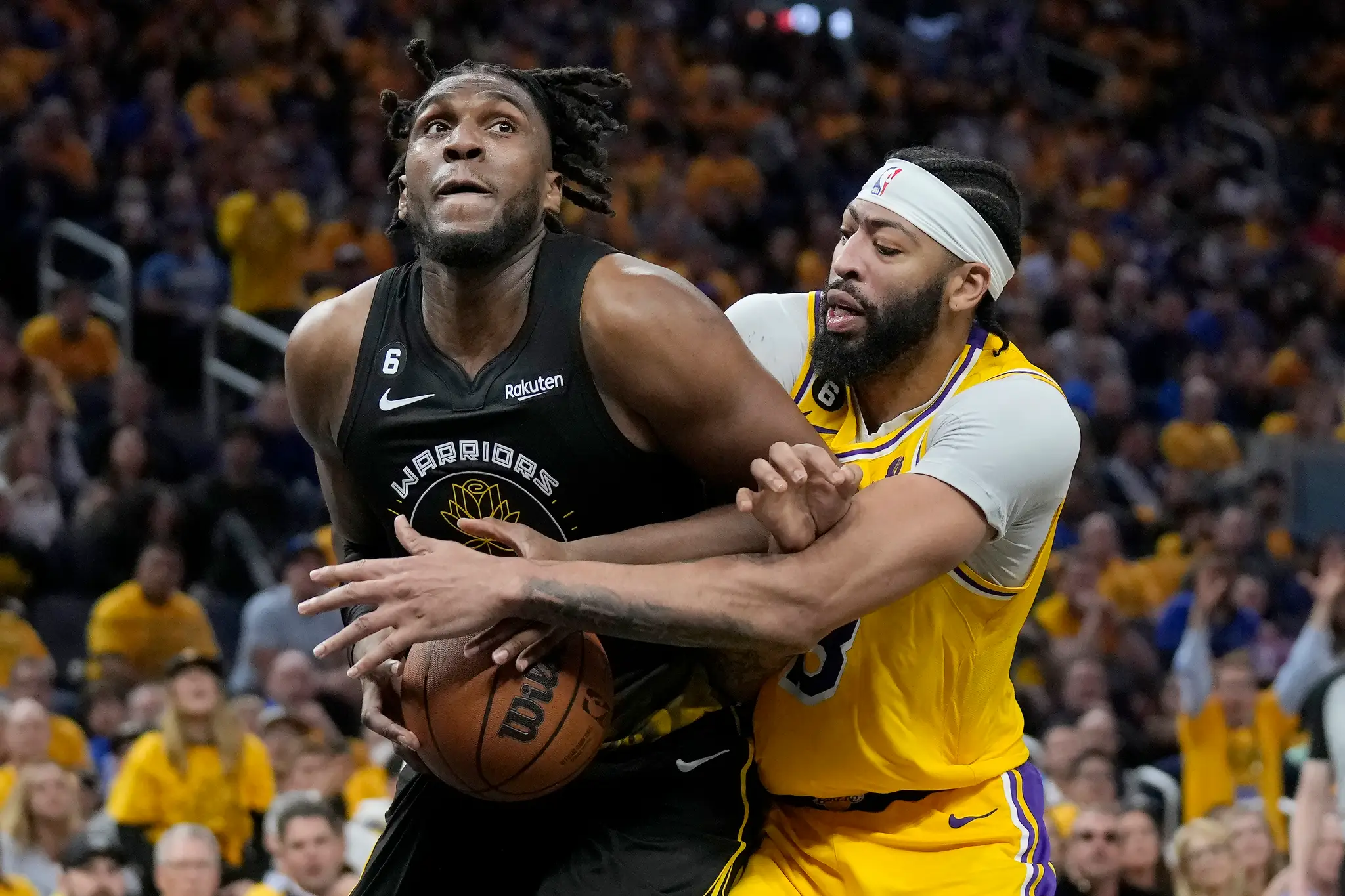 Hráč Los Angeles Lakers Anthony Davis (vpravo) bojuje o loptu s Kevonom Looneym z Goldenu State Warriors.