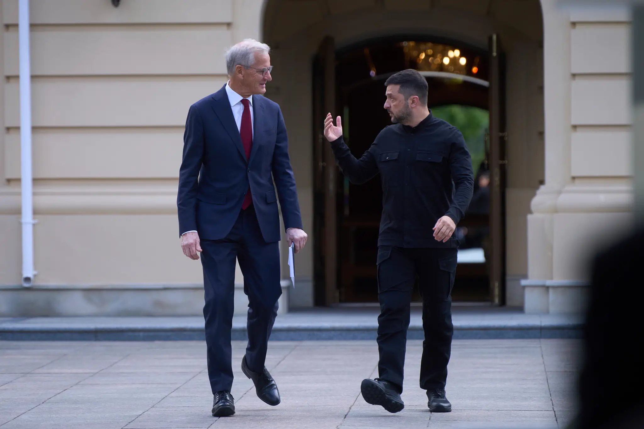Ukrajinský prezident Volodymyr Zelenskyj a nórsky premiér Jonas Gahr Störe (vľavo) počas stretnutia v Kyjeve.