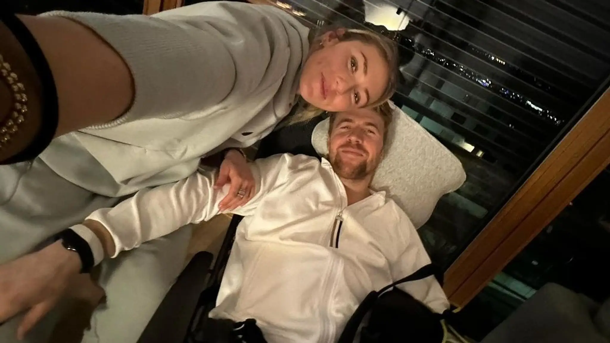 Mikaela Shiffrinová a Alexander Aamodt Kilde si uživajú spoločné chvíle, aj keď sa musia zotavovať zo zranení. (cropped)