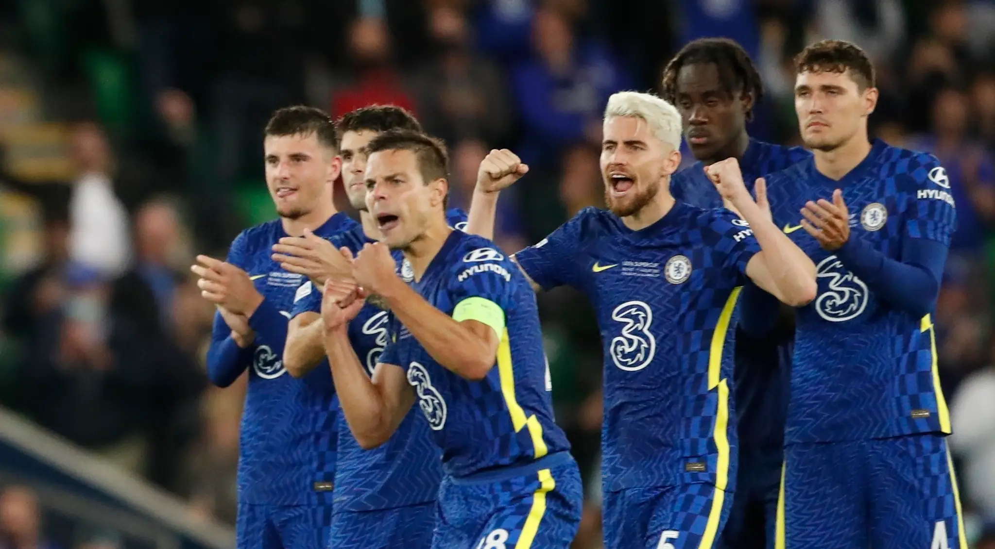 Hráči Chelsea sa radujú po premenej penalte.