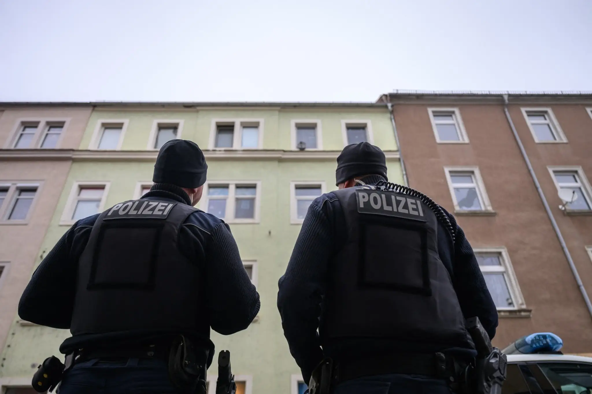 Policajti stoja pred bytom v meste Meißen, v ktorom našli štyroch mŕtvych ľudí.