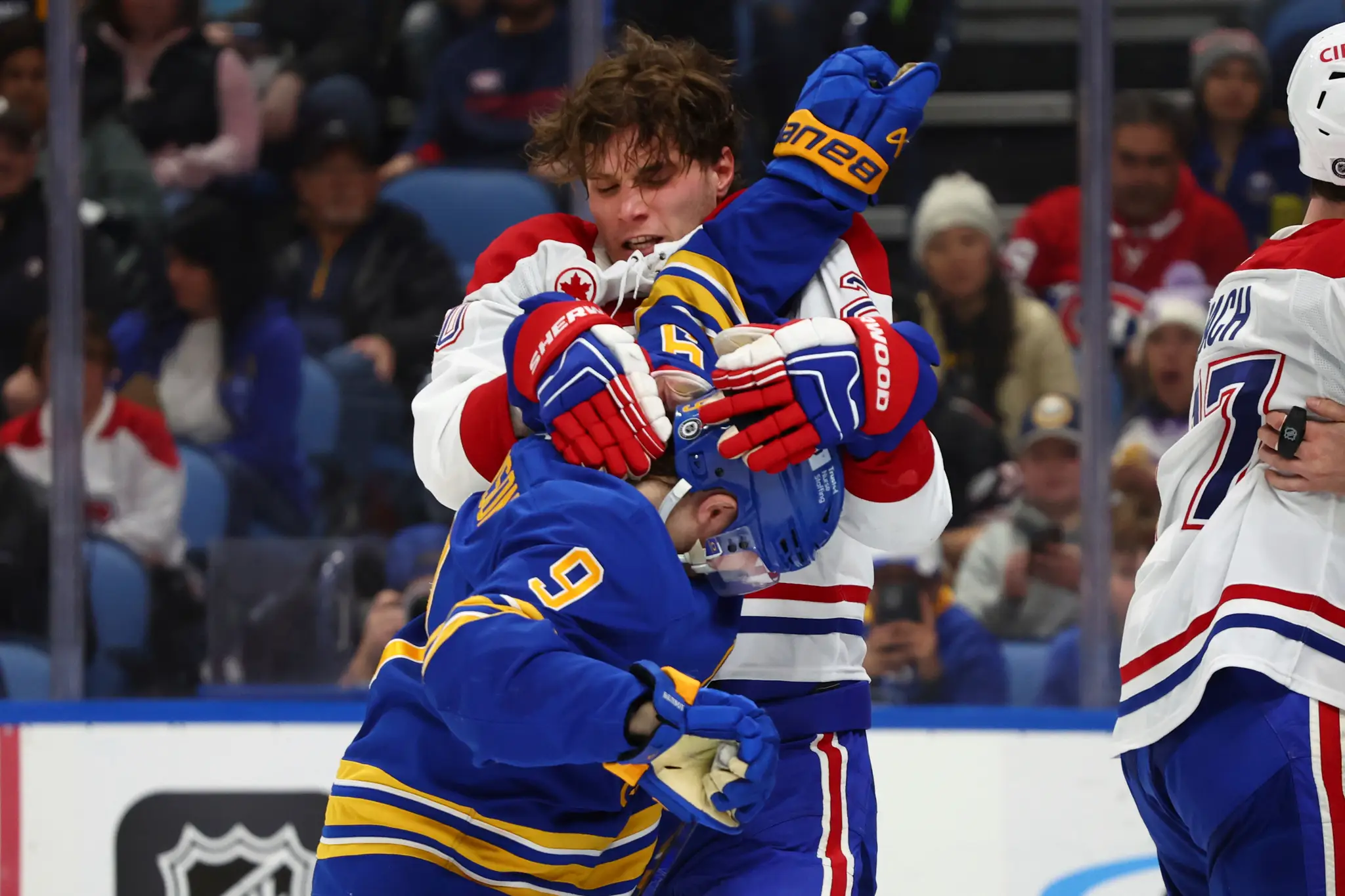 Slovenský hokejista v drese Montrealu Juraj Slafkovský (tvárou) a hráč Buffala Sabres Zach Benson.